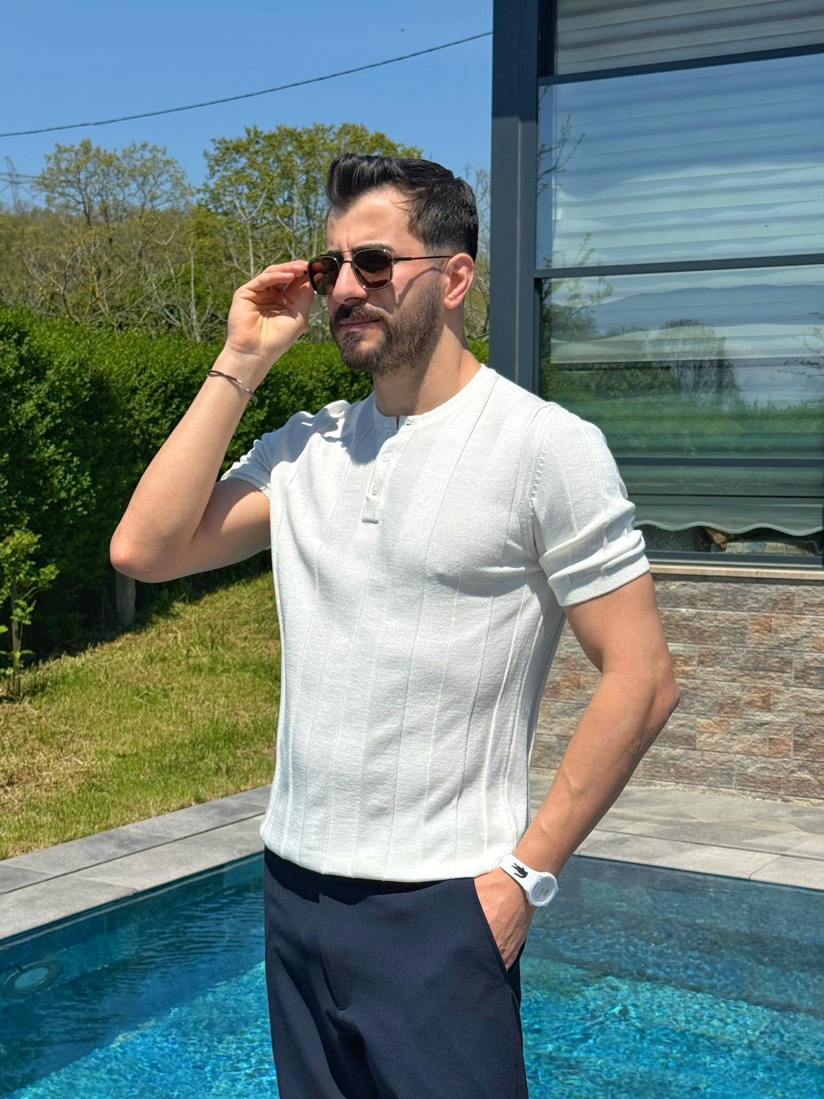 Beyaz Kalın Çizgili Hakim Yaka Pamuklu Triko T-Shirt