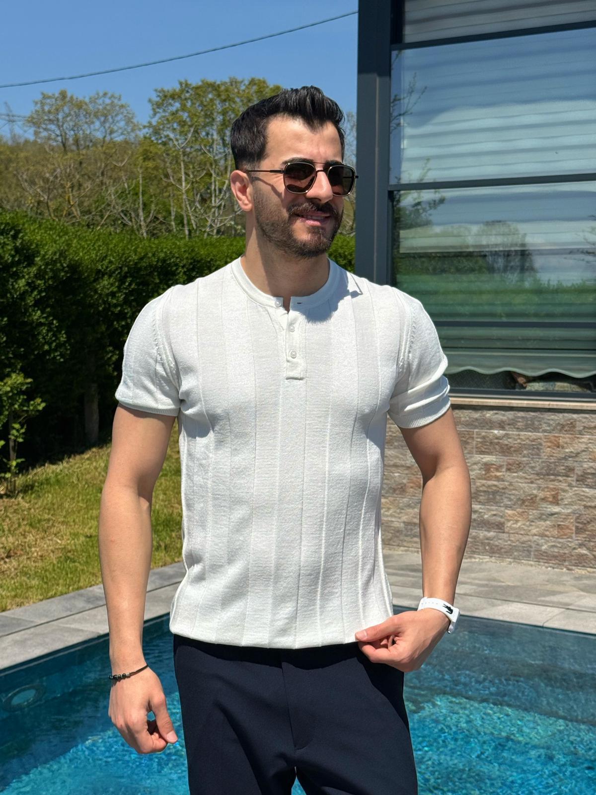 Beyaz Kalın Çizgili Hakim Yaka Pamuklu Triko T-Shirt