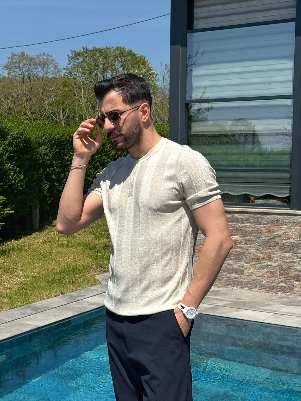 Krem Kalın Çizgili Hakim Yaka Pamuklu Triko T-Shirt