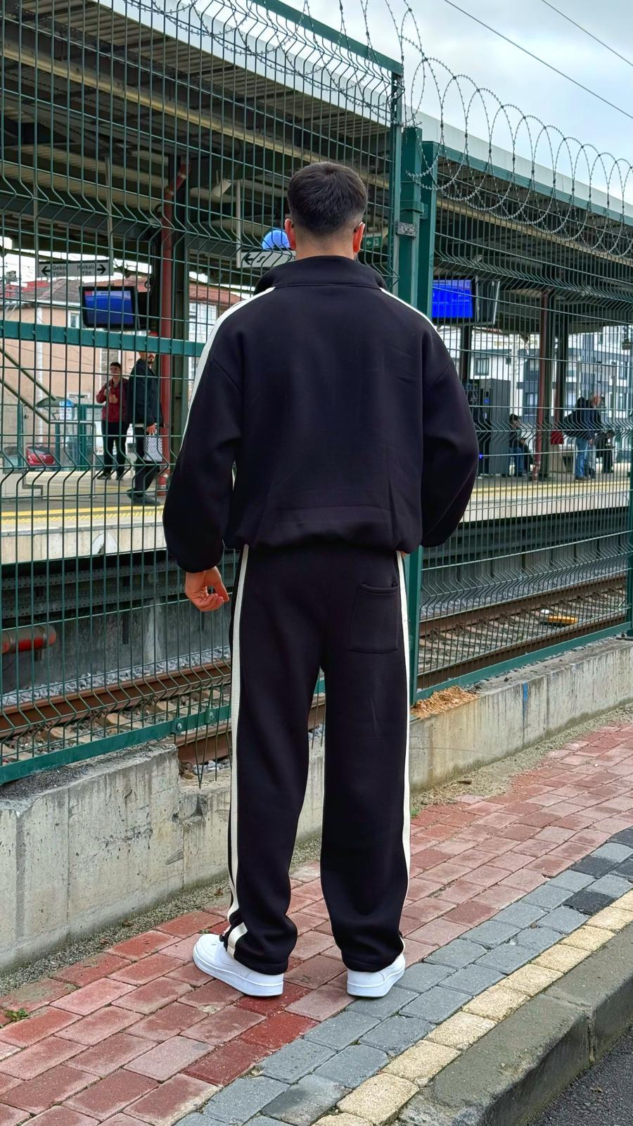 Siyah Şerit Detaylı Fermuarlı Eşofman Takımı