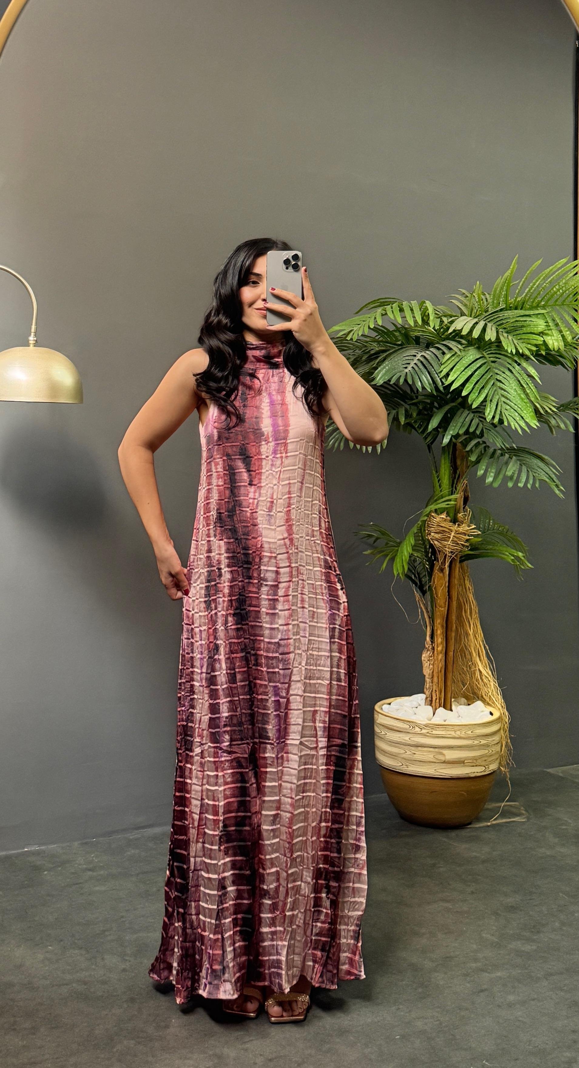 kendinden kırışık pembe elbise