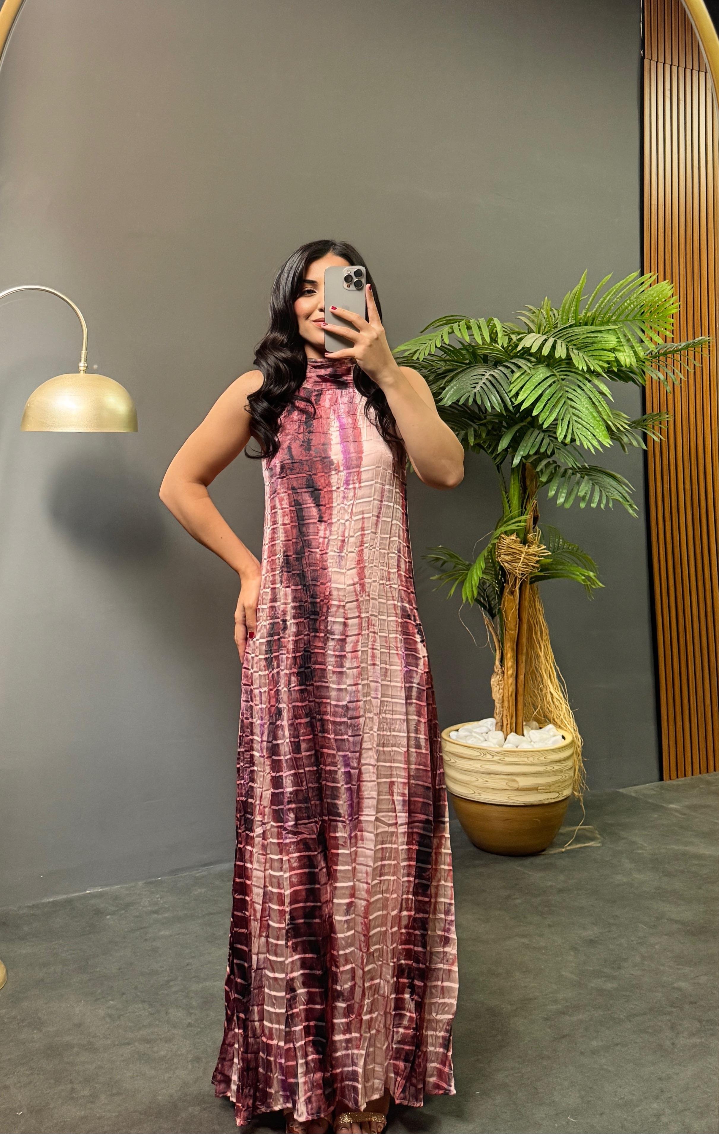 kendinden kırışık pembe elbise