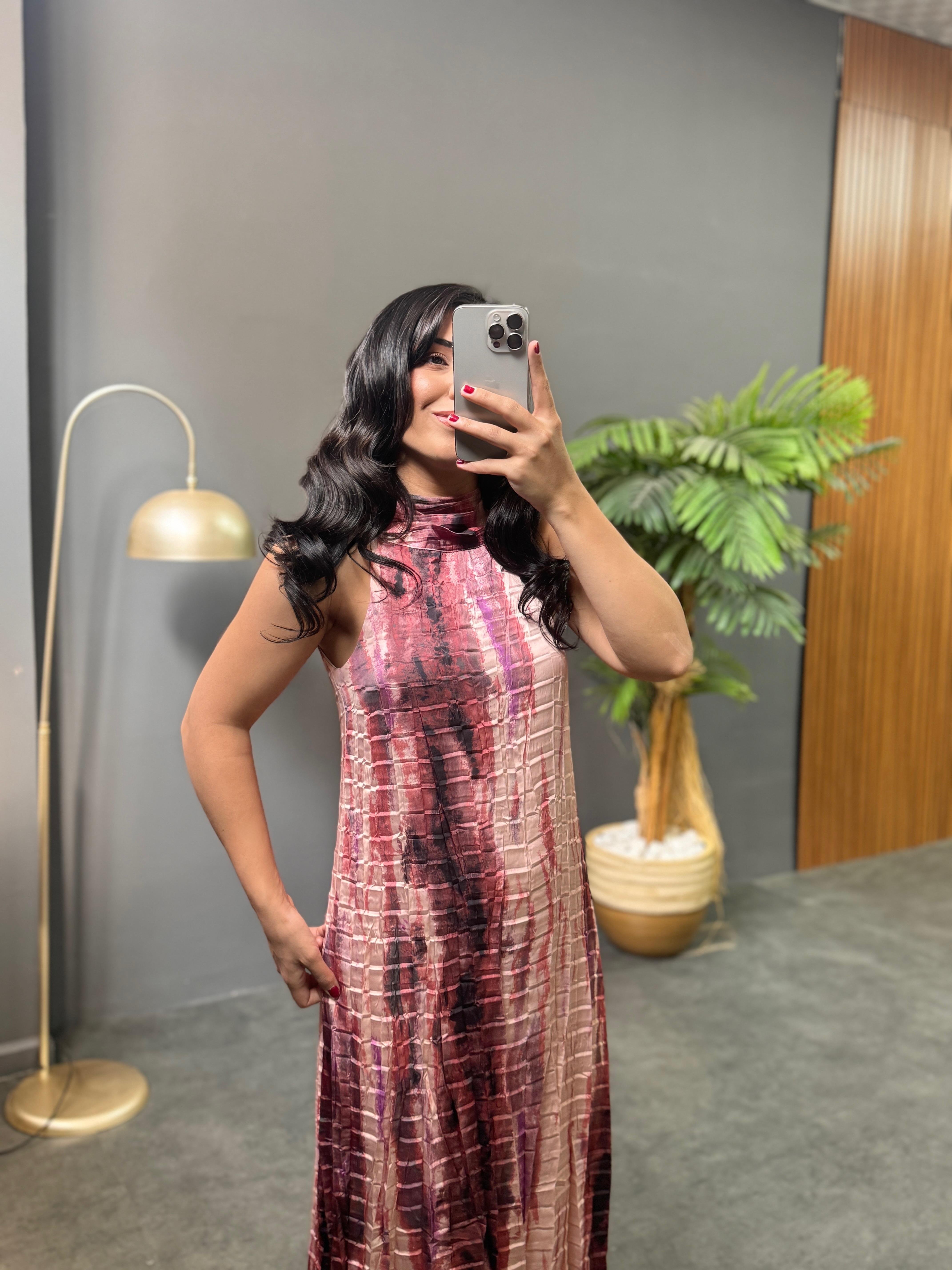 kendinden kırışık pembe elbise