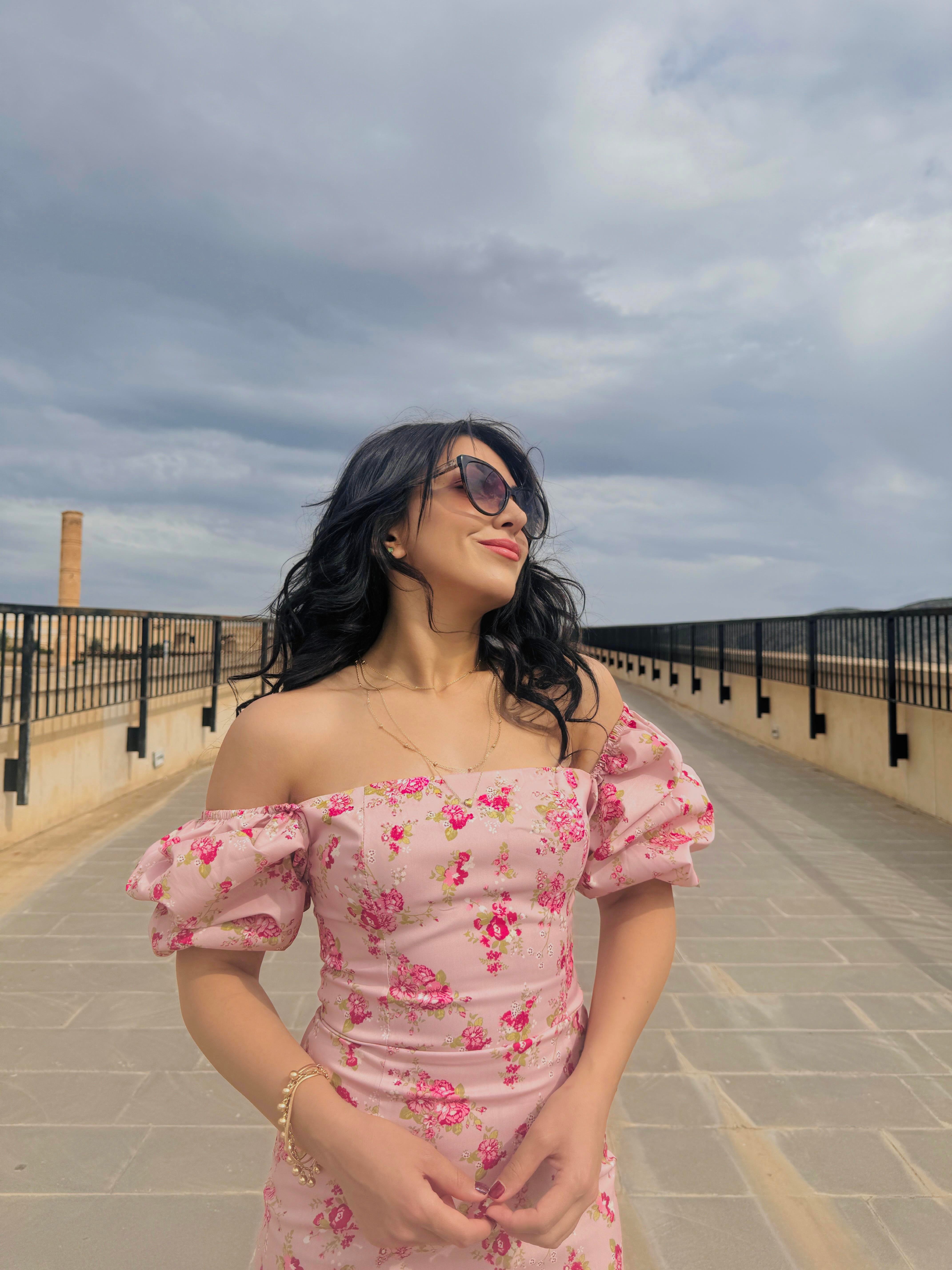 Pembe çiçekli elbise