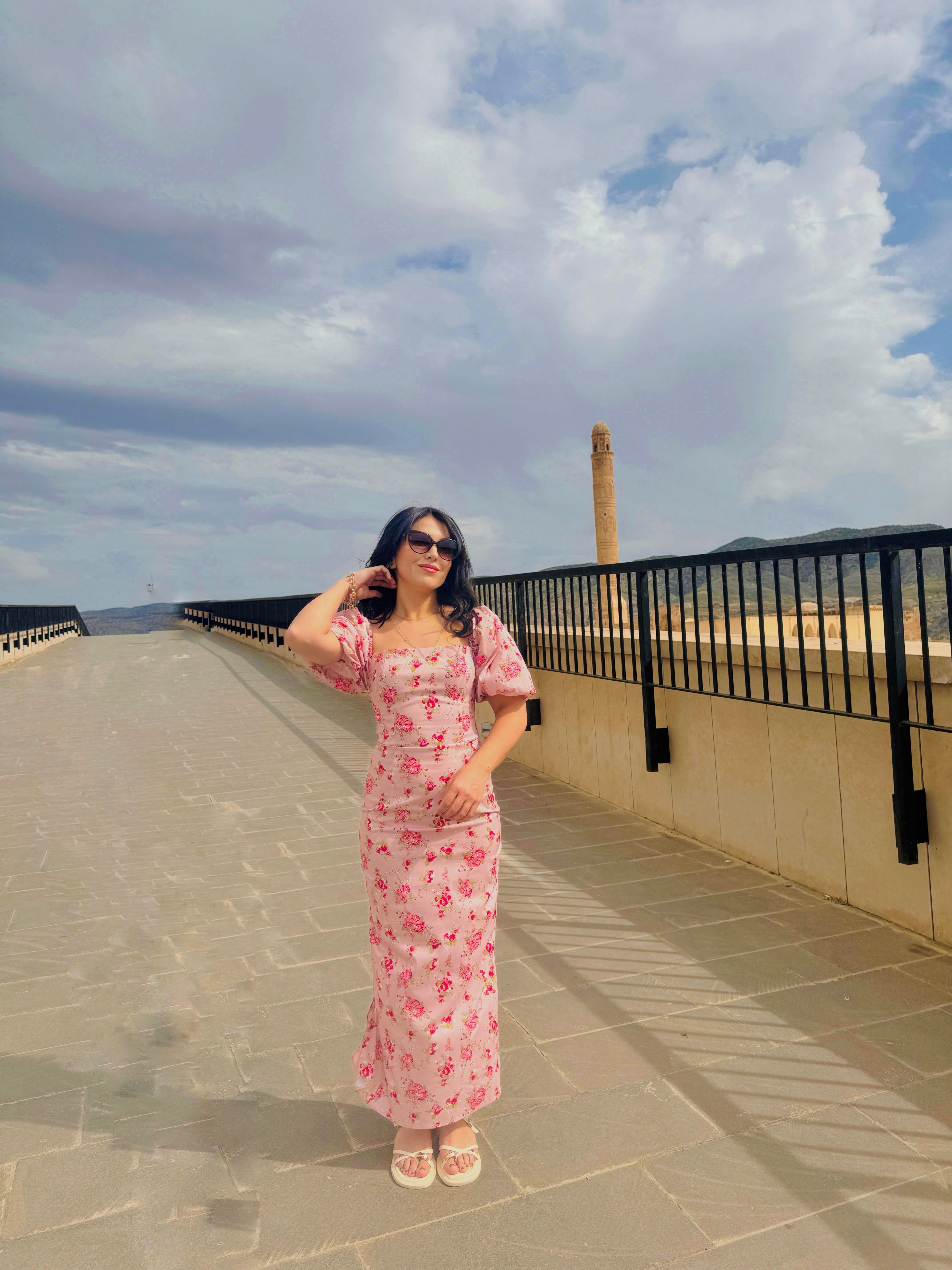 Pembe çiçekli elbise