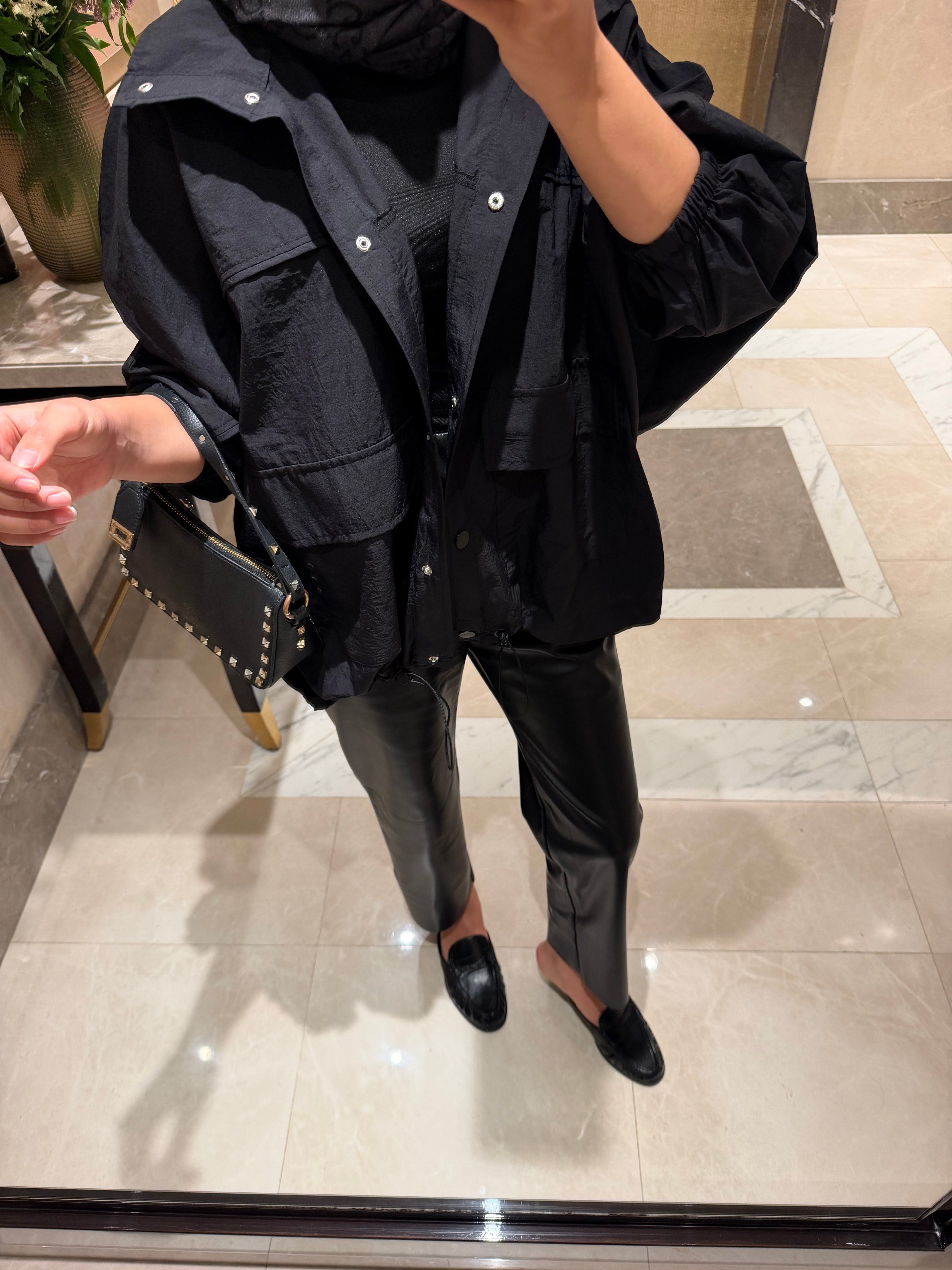 BÜZGÜLÜ DİK YAKA YAĞMURLUK- SİYAH