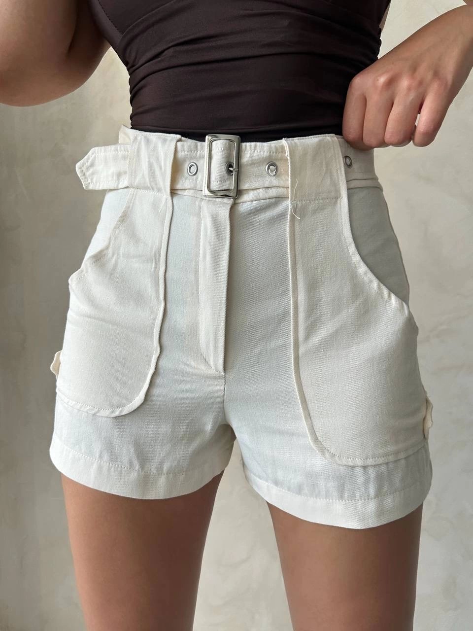 Kemer detaylı gabardin şort krem s25289