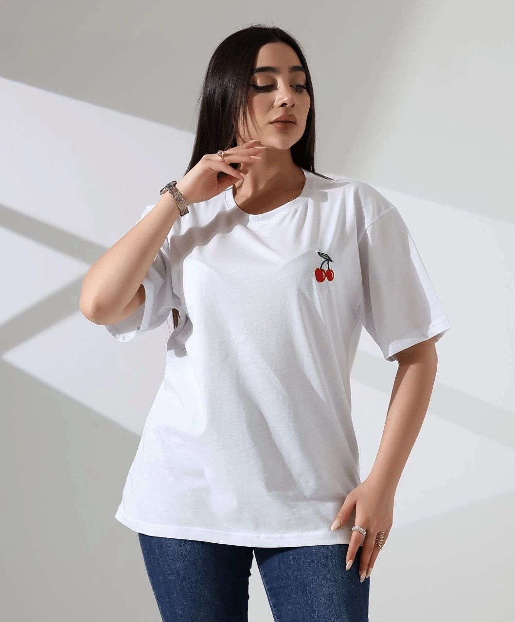 Kiraz işlemeli tişört