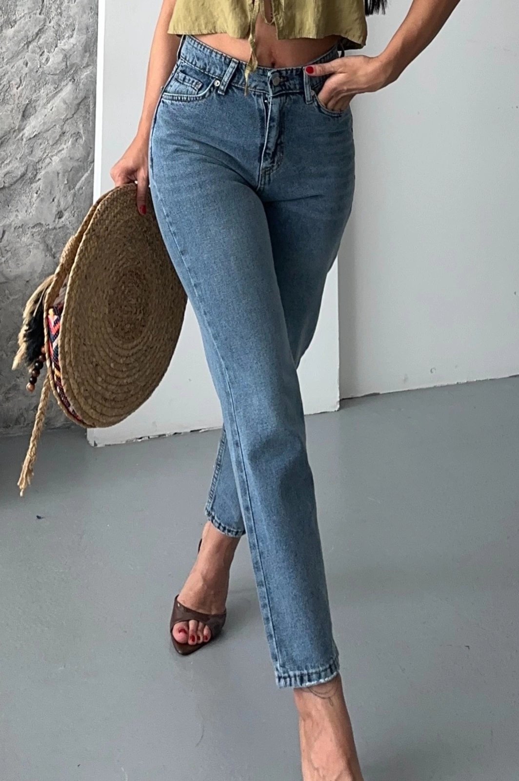 Mom fit kar yıkama bıyık detaylı jeans pantolon d2006