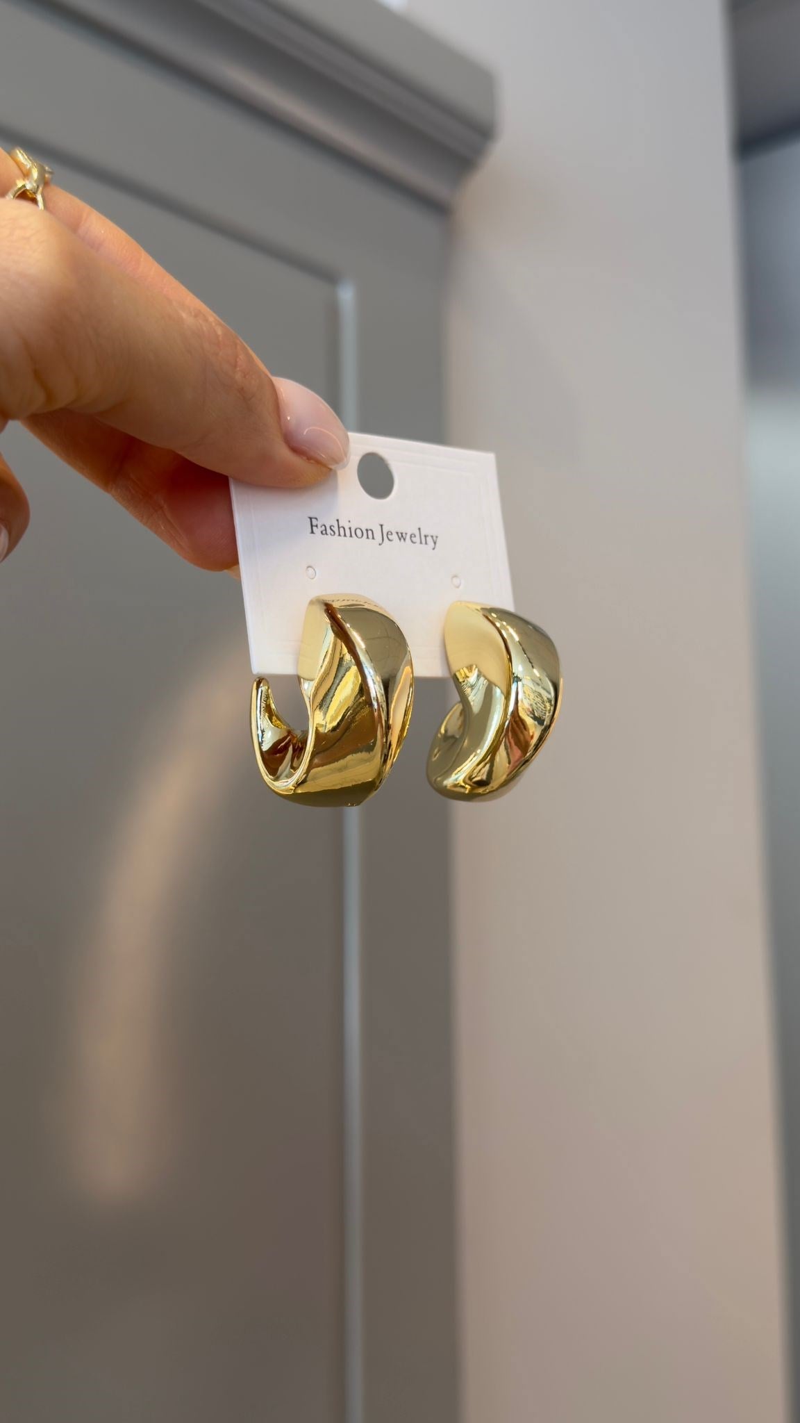 Kıvrımlı Kalın Gold Halka Model Küpe