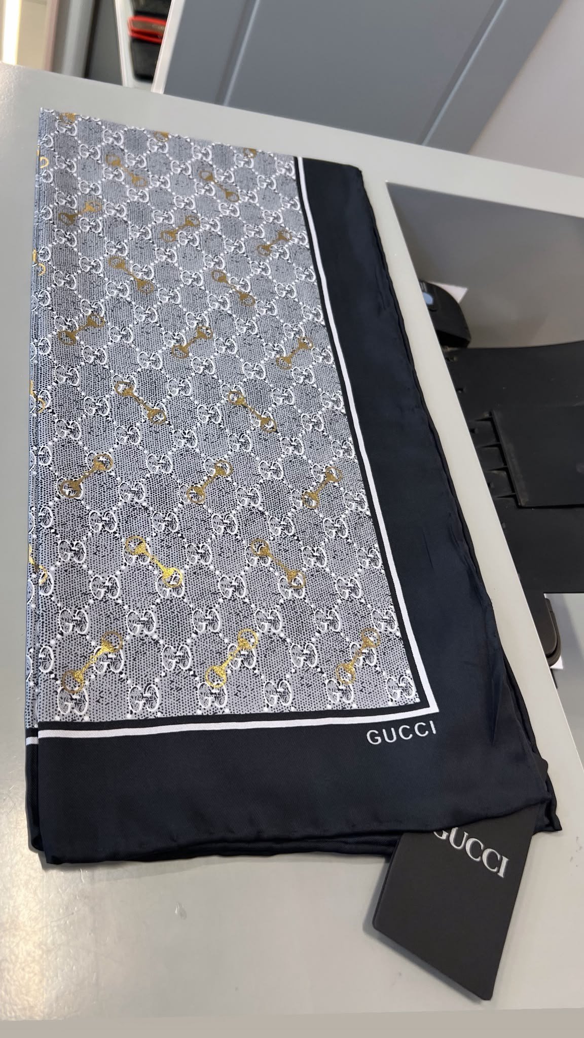 Marka Model 90x90 Yaldız Detaylı Siyah - Gri Renk Fular