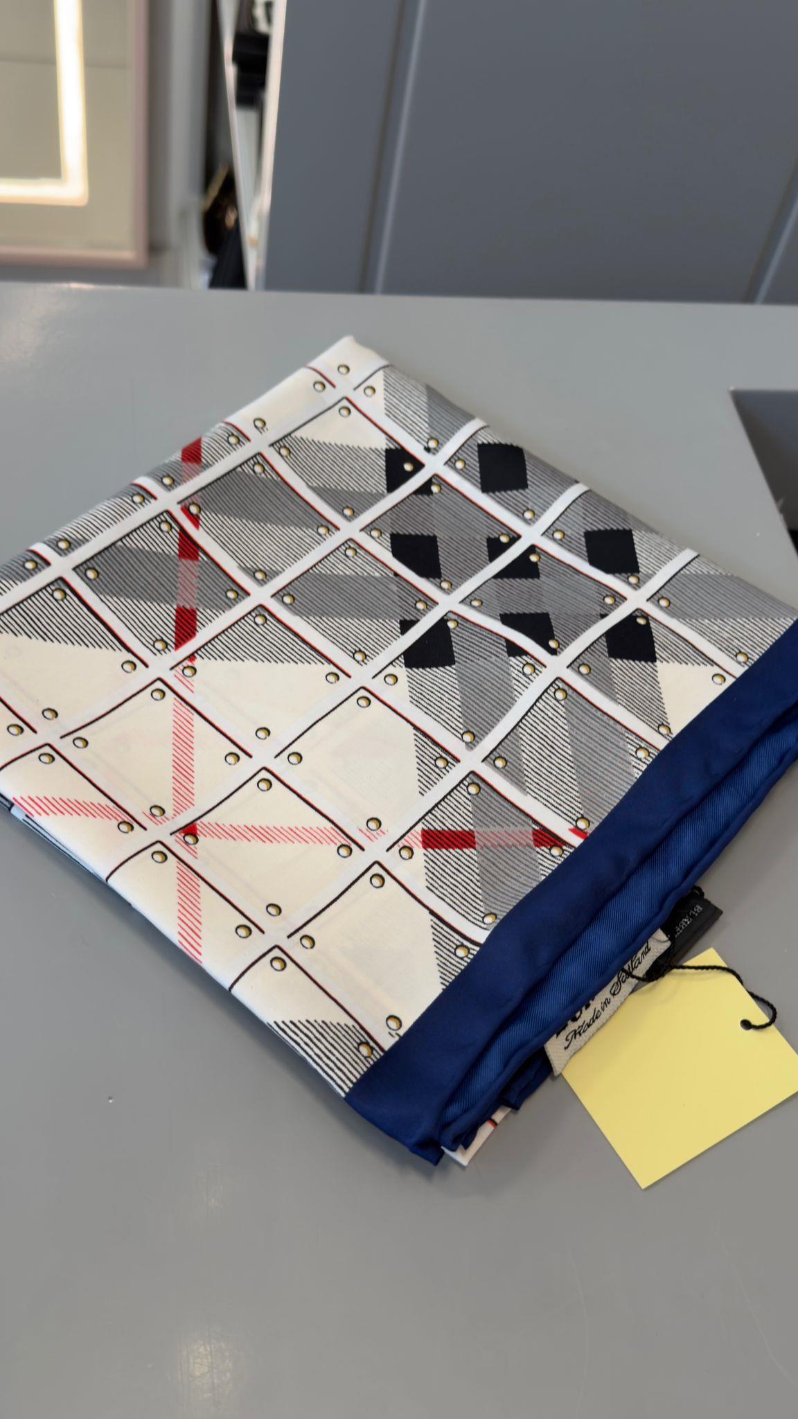 Marka Model Lacivert 90x90 İpek Fular