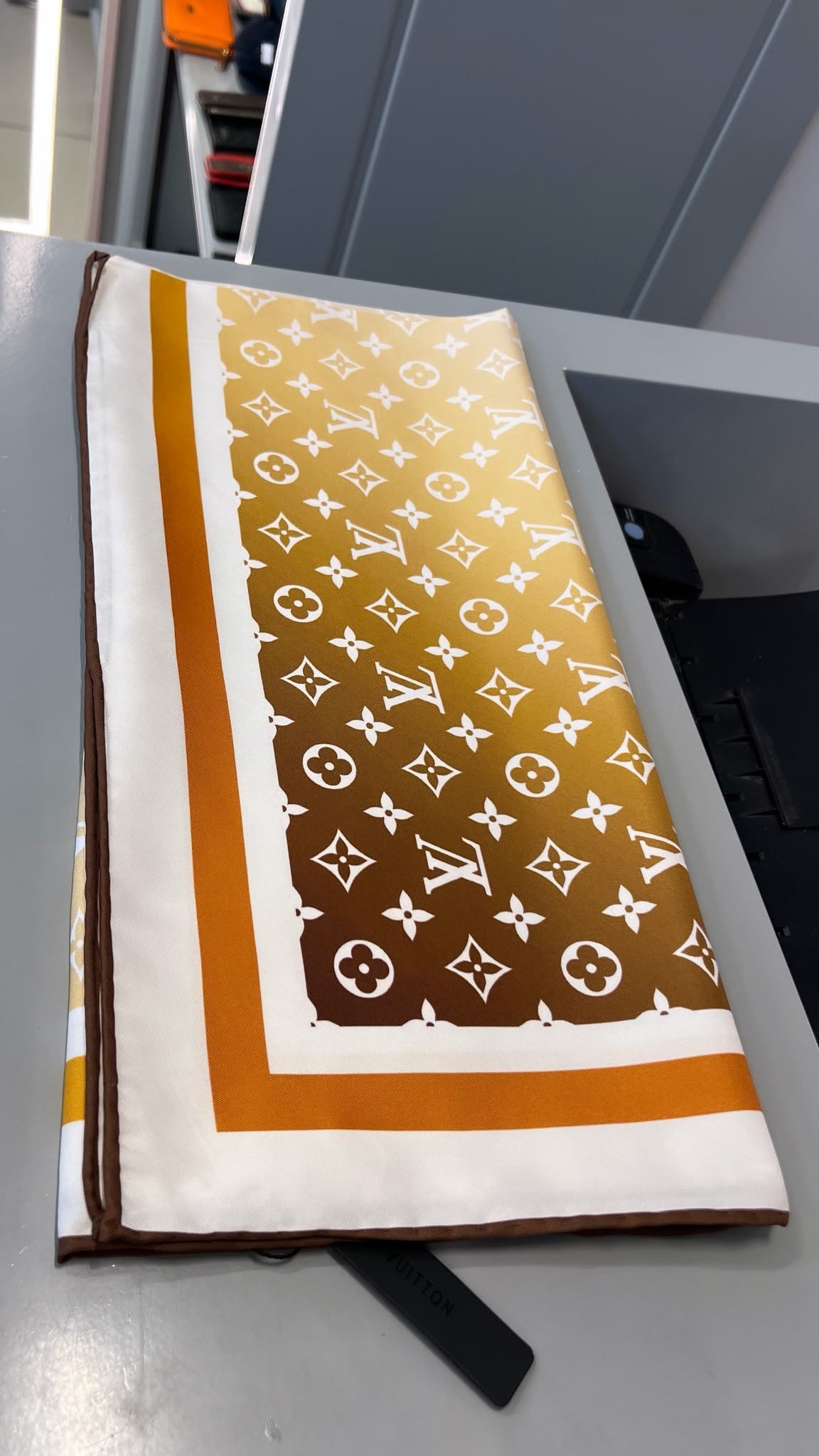 Marka Model LV 90x90 Kahve - Krem Renk Fular