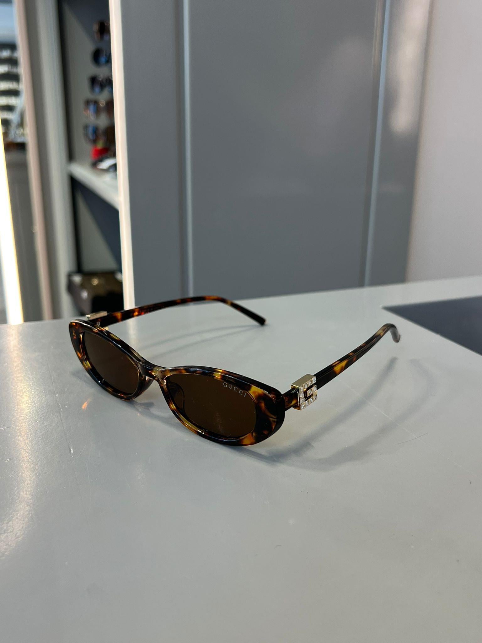 Marka Model Oval Renkli Cam Taş Detaylı Leopar Gözlük