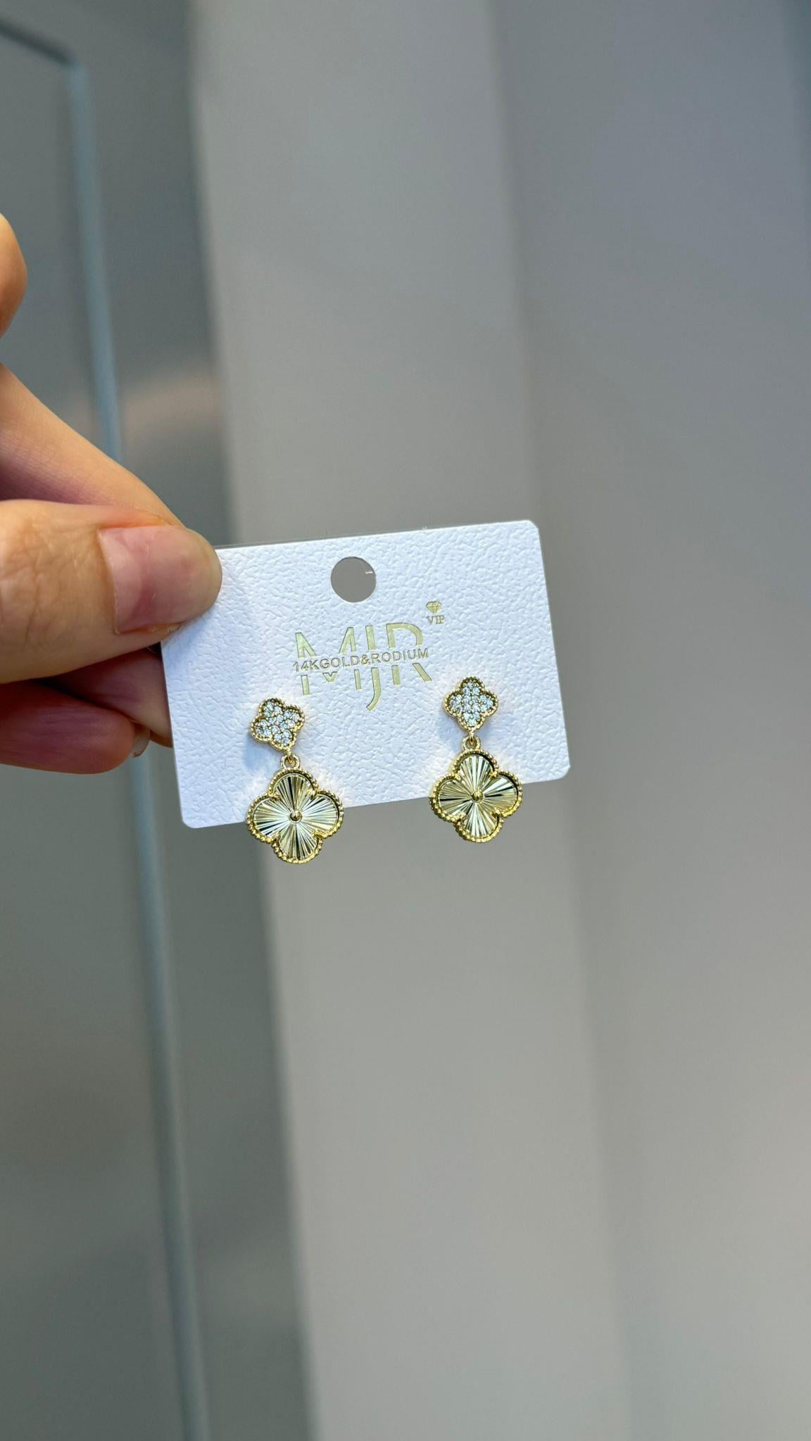 Marka Model Sallantılı Yonca Küpe