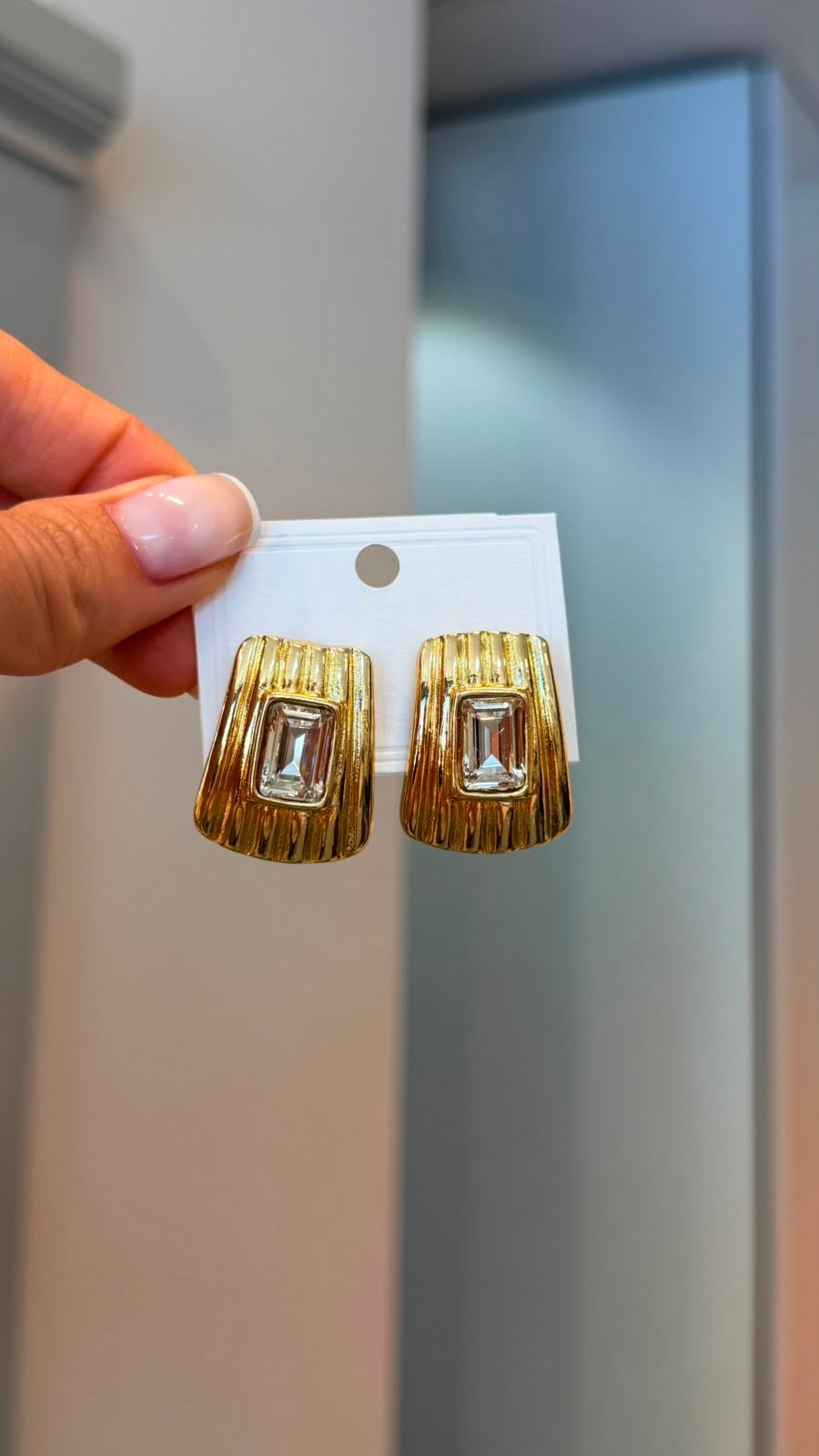 Marka Model Taş Detaylı Gold Küpe