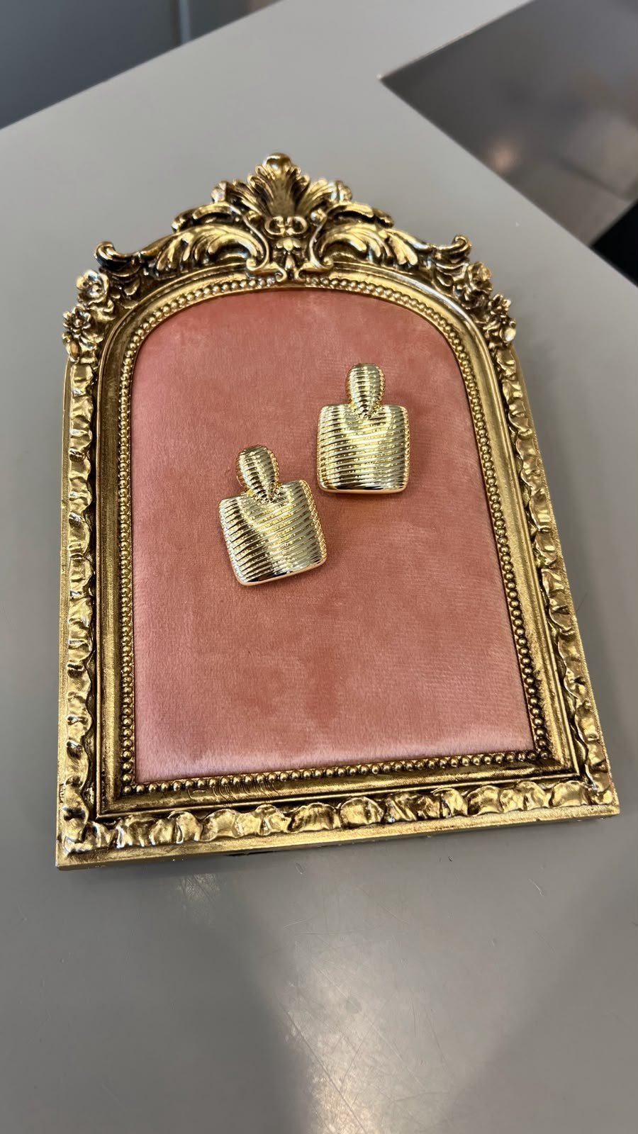 Özel Seri 14K Doku Detaylı Kare Küpe