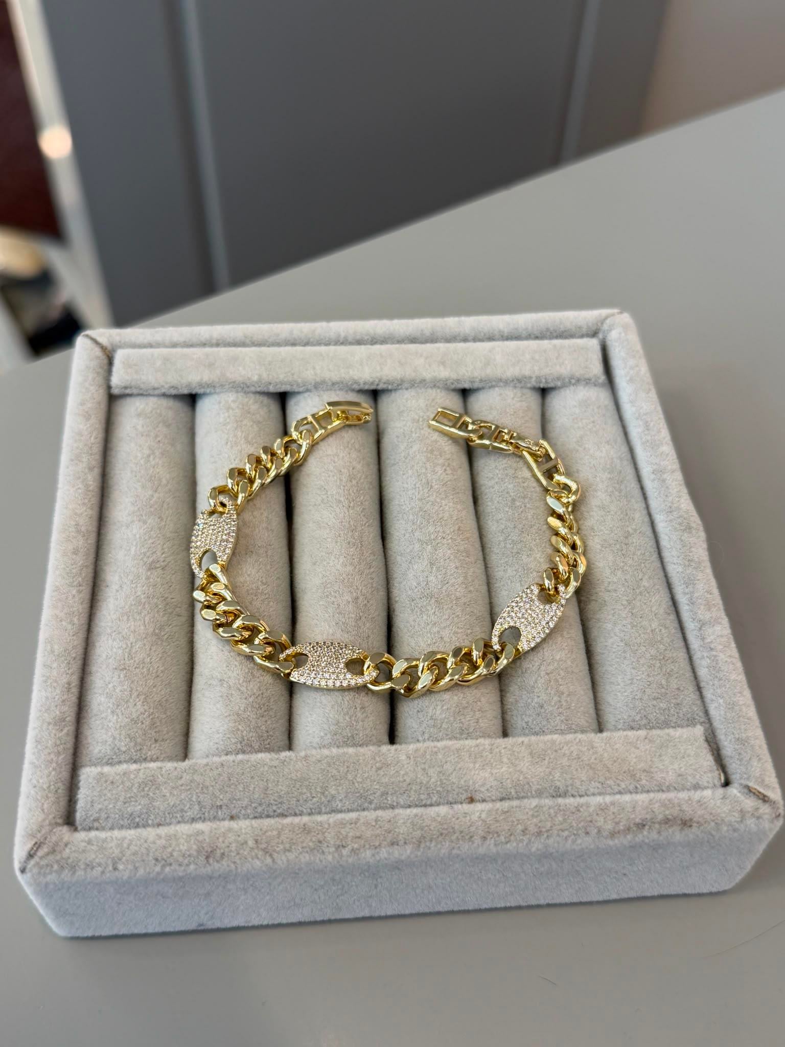 Özel Seri 14K Marka Model Araları Taşlı Düğme Detaylı Bileklik