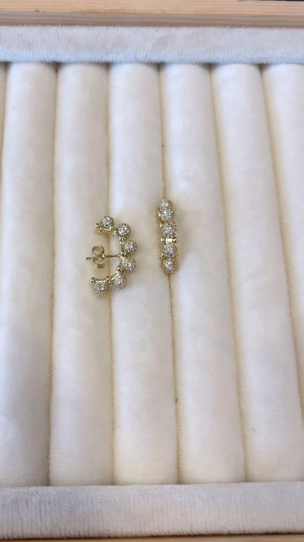 Taşlı Gold Geçirmeli Küpe
