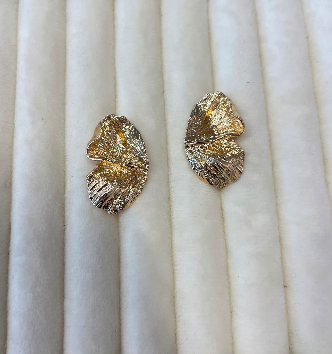 Yaprak Model Gold Küpe