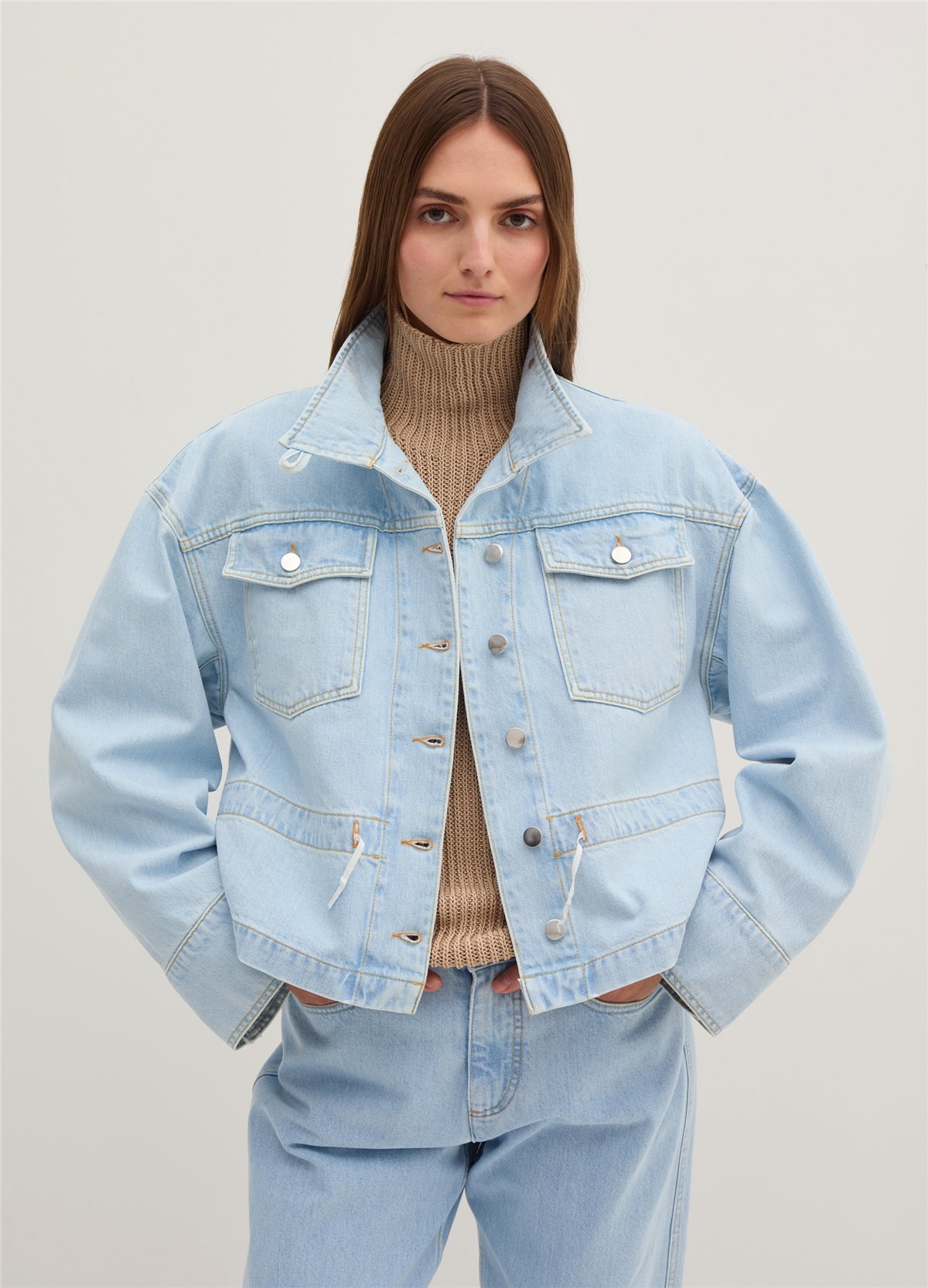 Dik Yakalı Kısa Ve Oversize Kot Ceket
