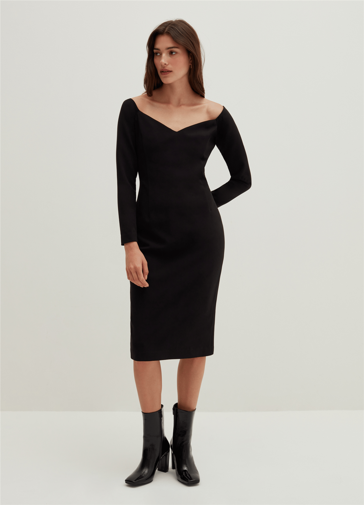 Omuzları Açık Slim-Fit Siyah Elbise