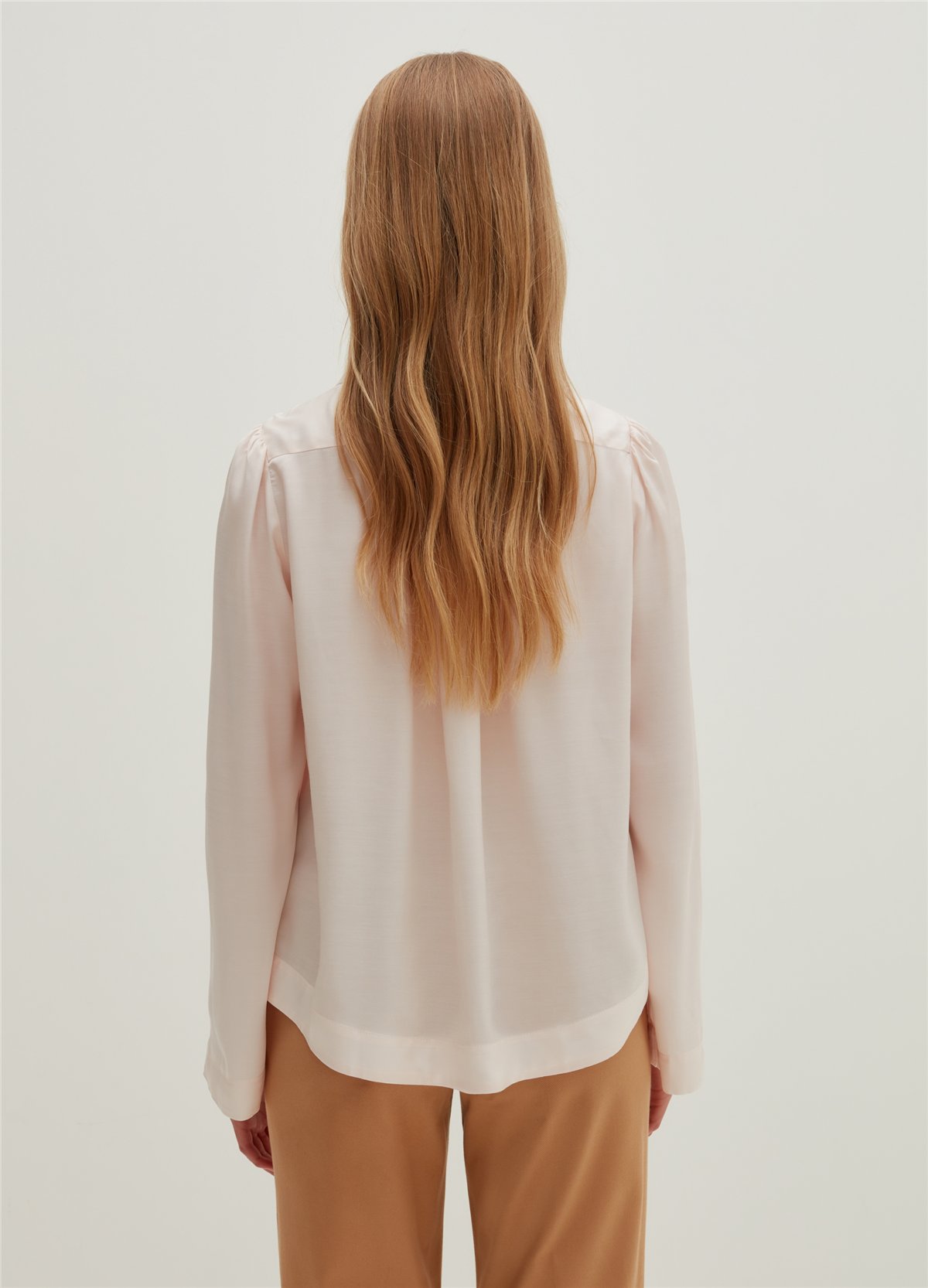 Polo Yaka Ve Bağlama Detaylı Pudra Bluz