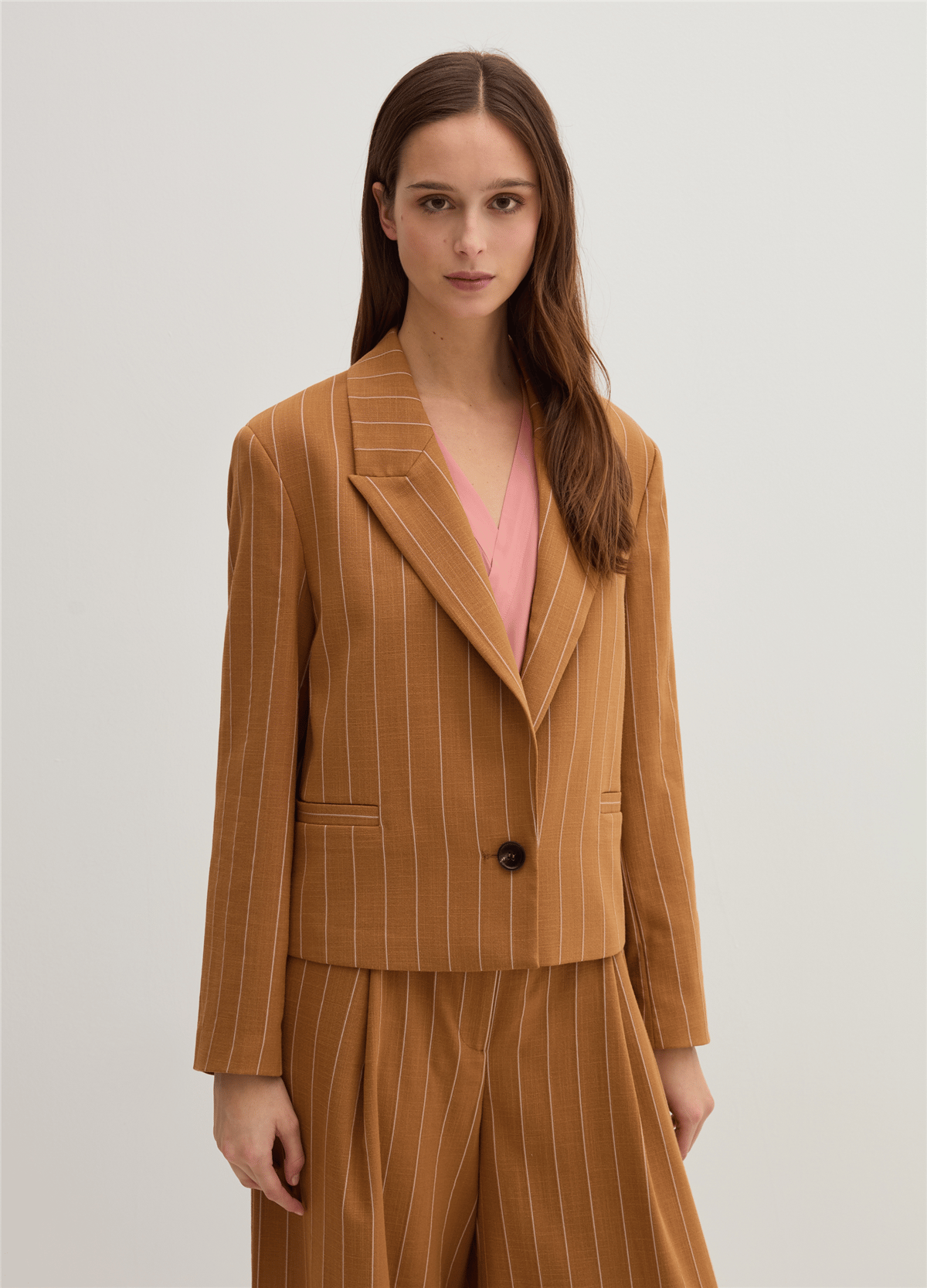 Tek Sıra Düğmeli Kısa Kesim İnce Çizgili Kahverengi Blazer