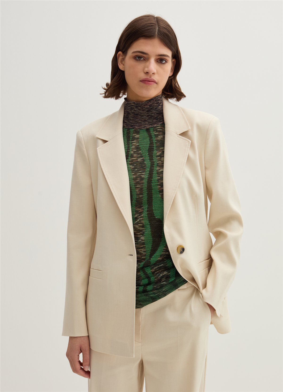 Yırtmaçlı Dar Kesim Düğmeli Bej Blazer