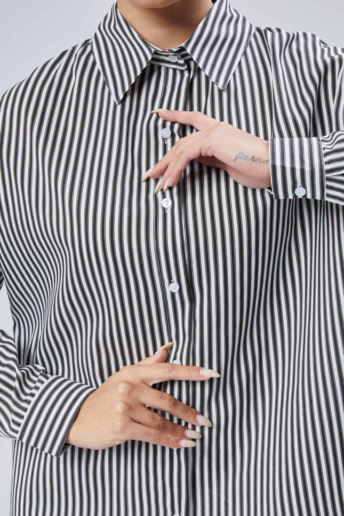 Siyah Beyaz Çizgili Oversize Kadın Gömlek