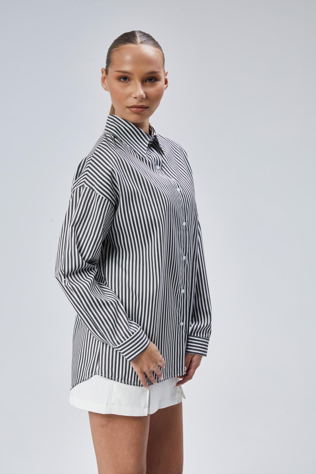 Siyah Beyaz Çizgili Oversize Kadın Gömlek