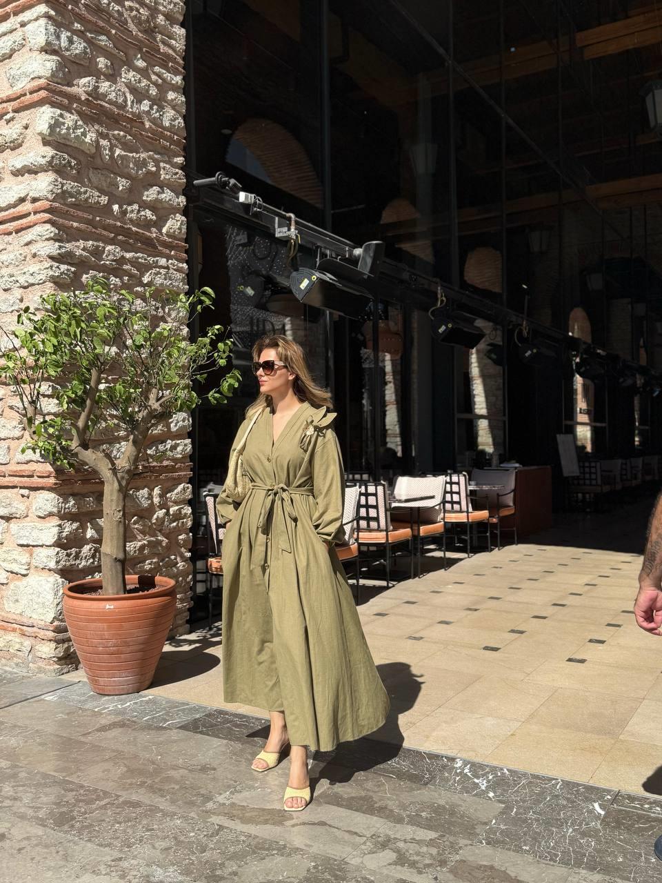 BROŞ DETAYLI, YARASA KOL HAKİ RENK MAXİ ELBİSE