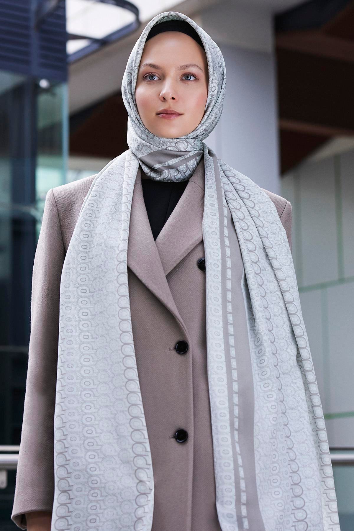 Monogram Desenli Krep İpek Şal
