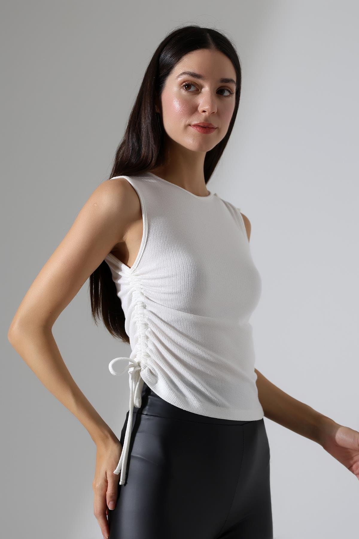 Bergen Omuz Ve Yandan Asimetrik Tünel Bağcıklı Slim Fit Kolsuz Kadın Bluz & Top - Ekru