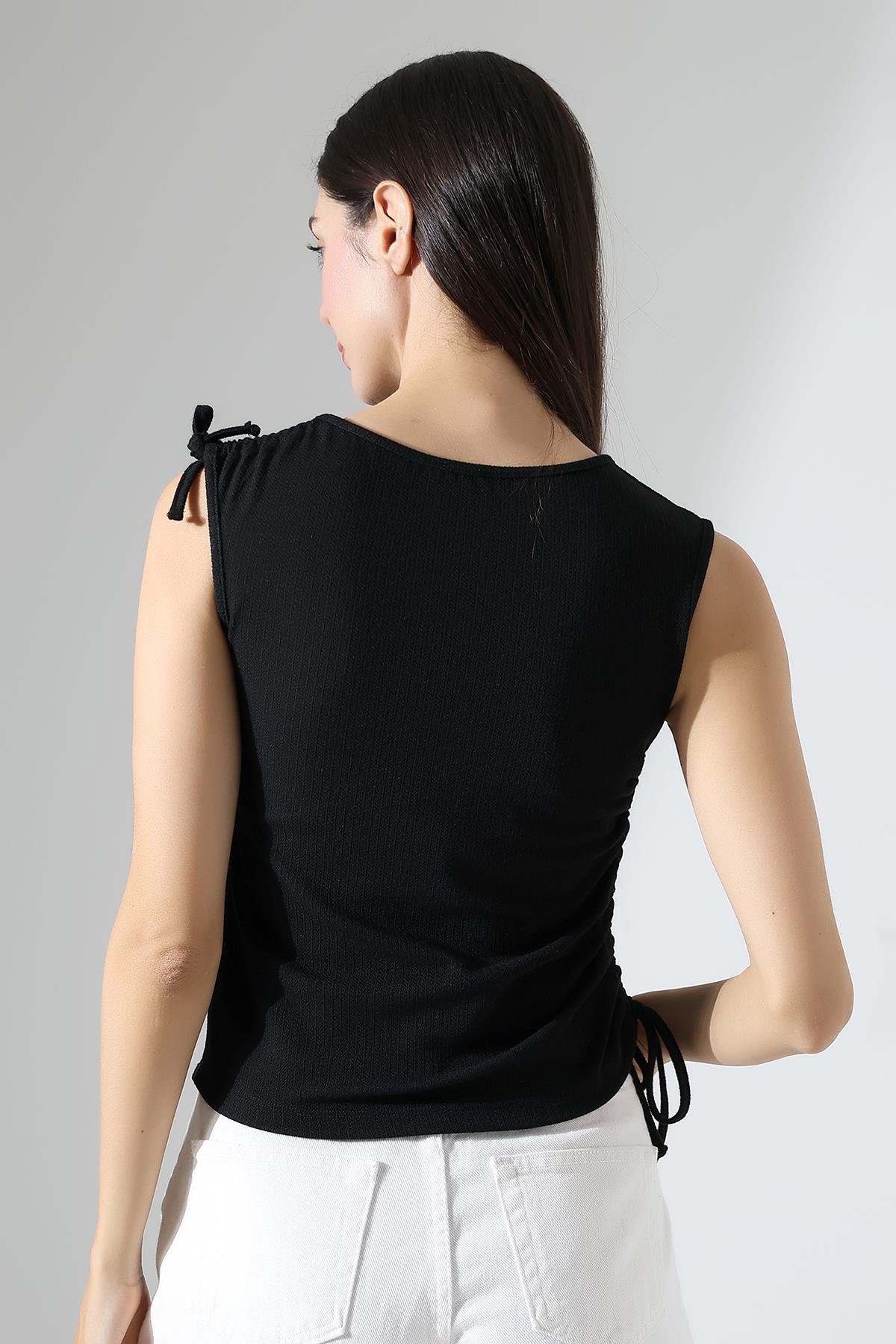 Bergen Omuz Ve Yandan Asimetrik Tünel Bağcıklı Slim Fit Kolsuz Kadın Bluz & Top - Siyah