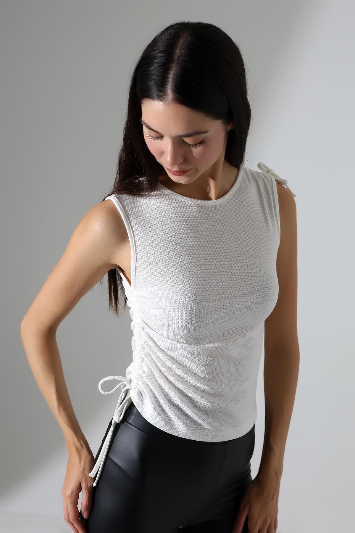 Bergen Omuz Ve Yandan Asimetrik Tünel Bağcıklı Slim Fit Kolsuz Kadın Bluz & Top - Ekru
