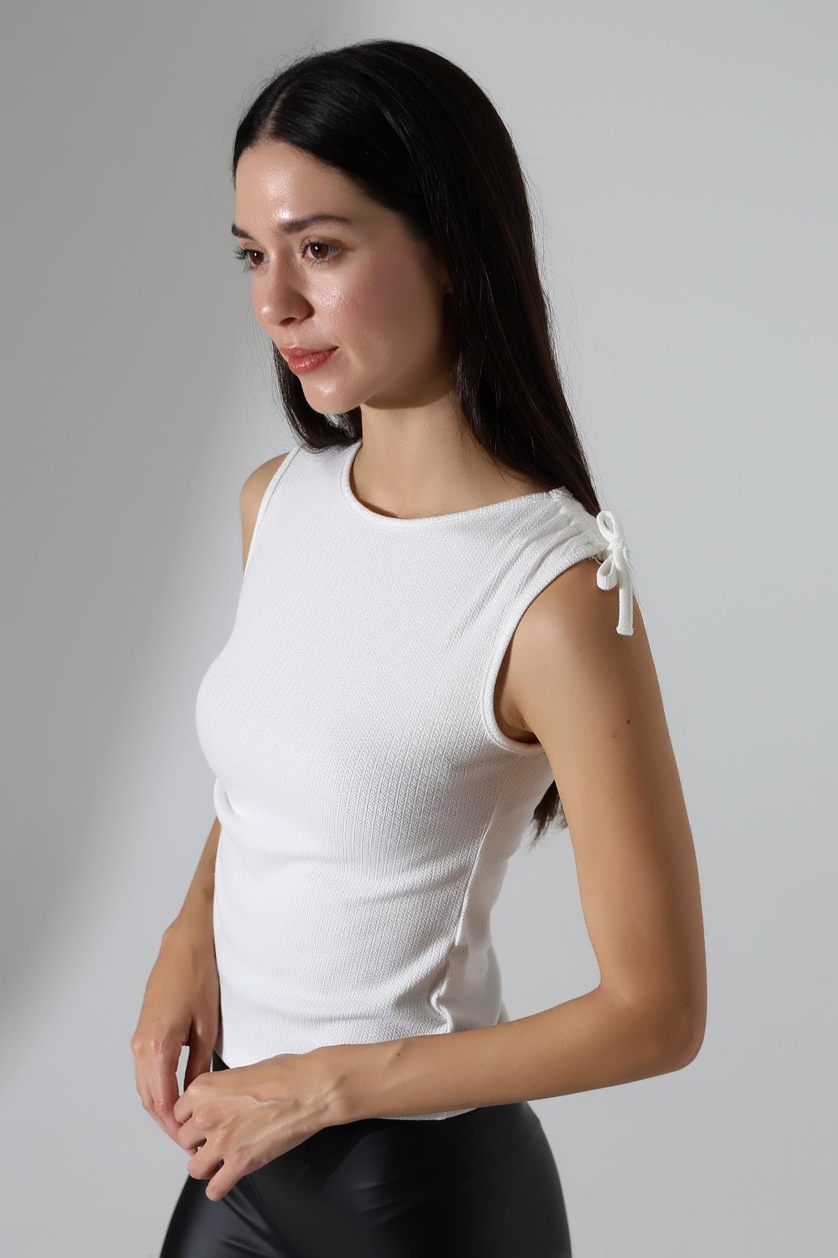Bergen Omuz Ve Yandan Asimetrik Tünel Bağcıklı Slim Fit Kolsuz Kadın Bluz & Top - Ekru
