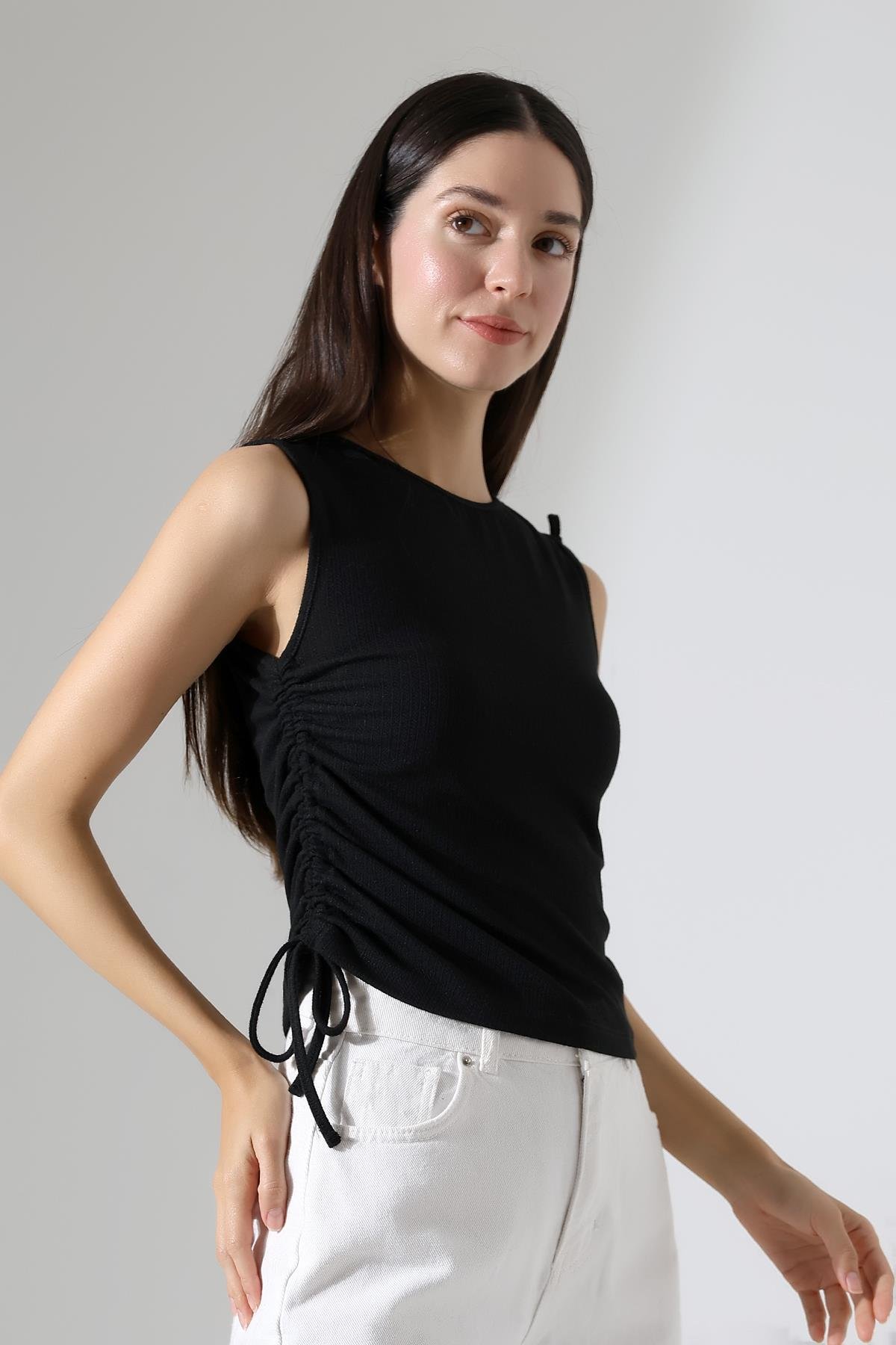 Bergen Omuz Ve Yandan Asimetrik Tünel Bağcıklı Slim Fit Kolsuz Kadın Bluz & Top - Siyah