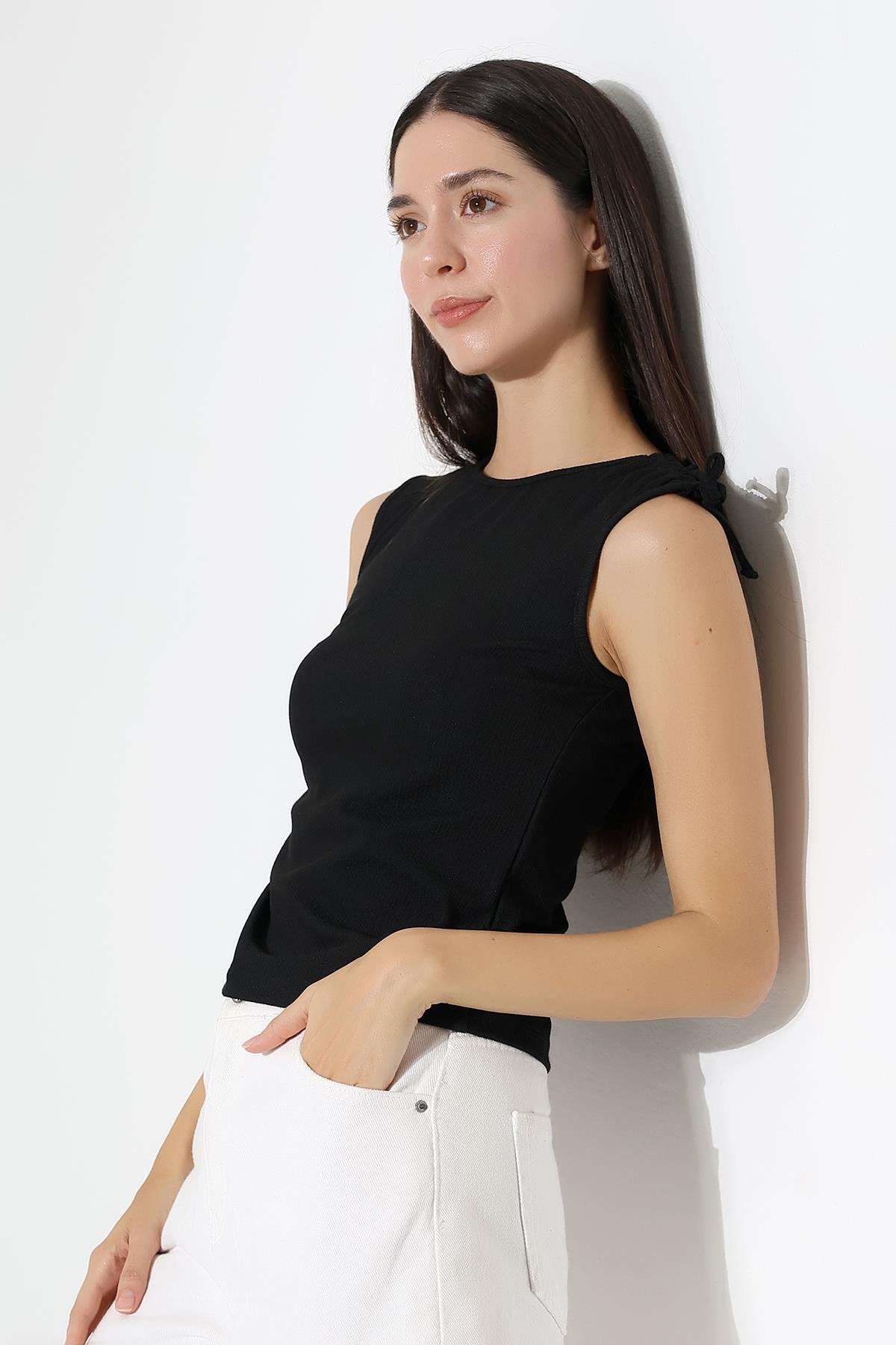 Bergen Omuz Ve Yandan Asimetrik Tünel Bağcıklı Slim Fit Kolsuz Kadın Bluz & Top - Siyah