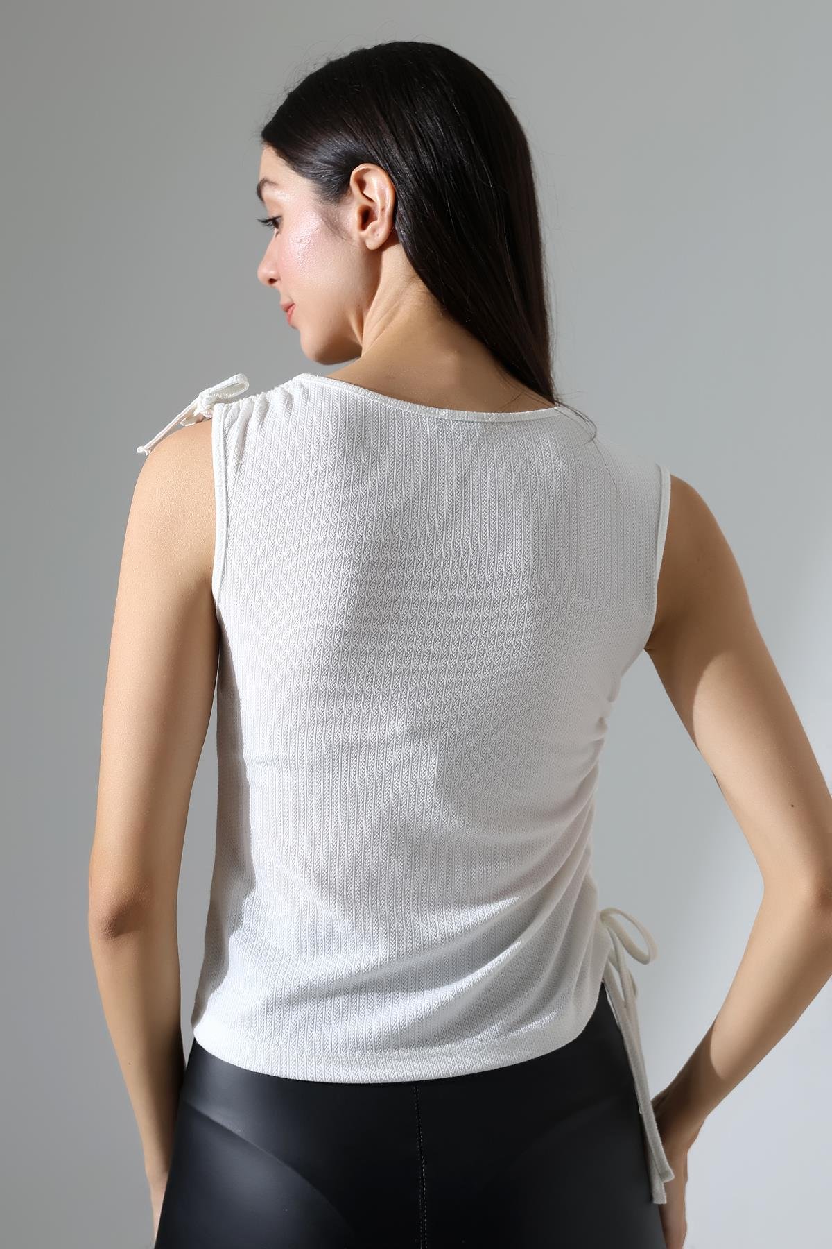 Bergen Omuz Ve Yandan Asimetrik Tünel Bağcıklı Slim Fit Kolsuz Kadın Bluz & Top - Ekru