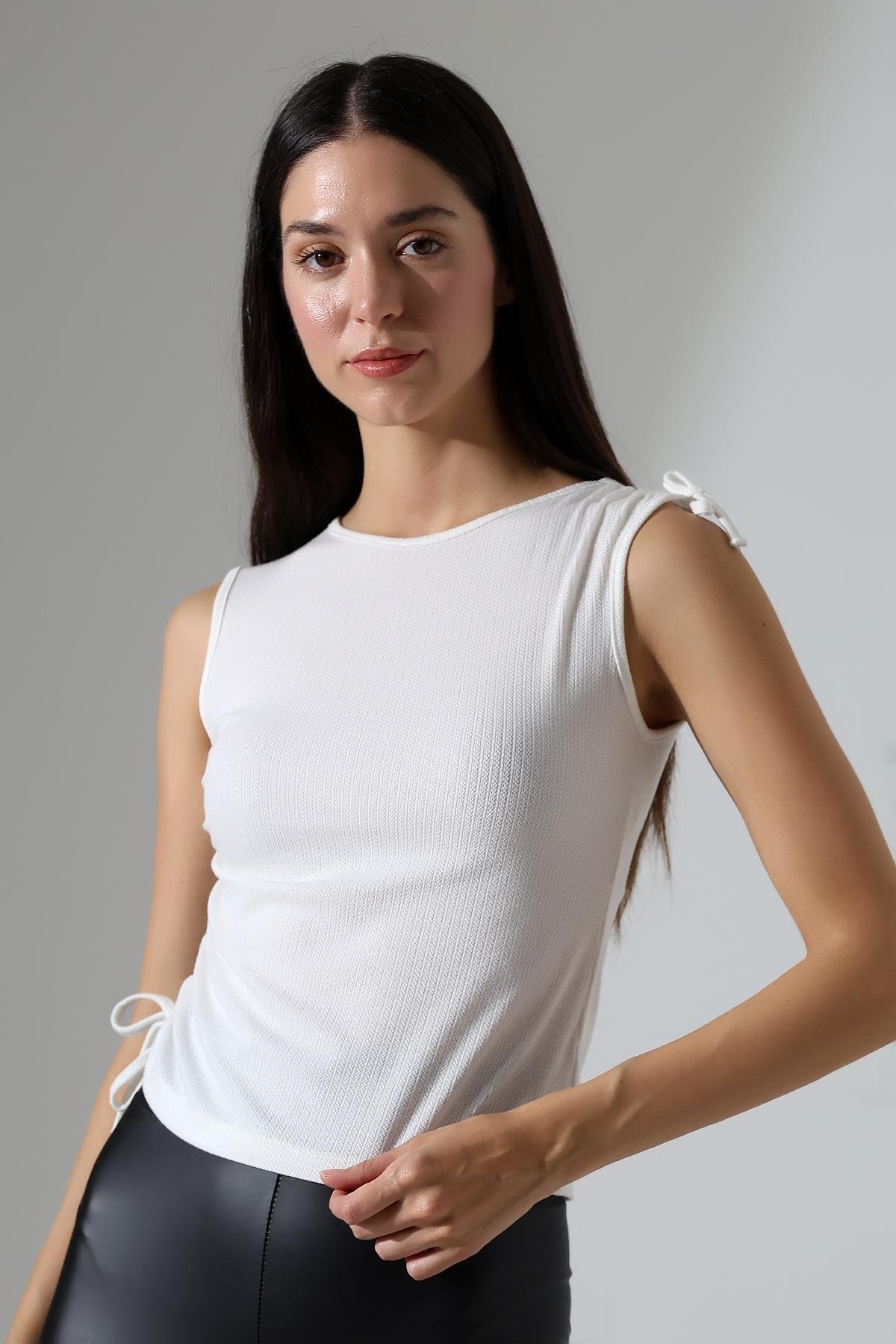 Bergen Omuz Ve Yandan Asimetrik Tünel Bağcıklı Slim Fit Kolsuz Kadın Bluz & Top - Ekru