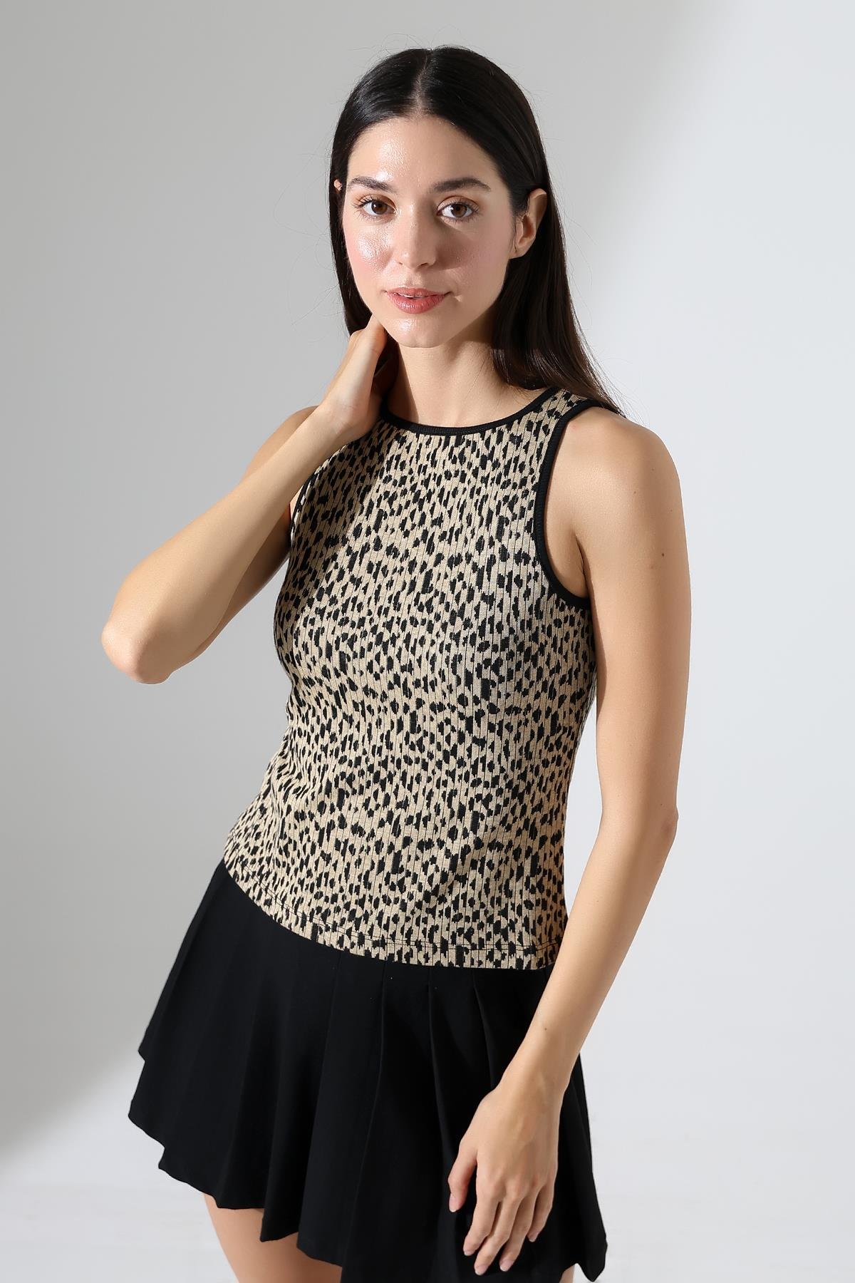 Hamar Halter Yaka Leopar Jakarlı Kolsuz Slim Fit Kadın Bluz & Top - Bej