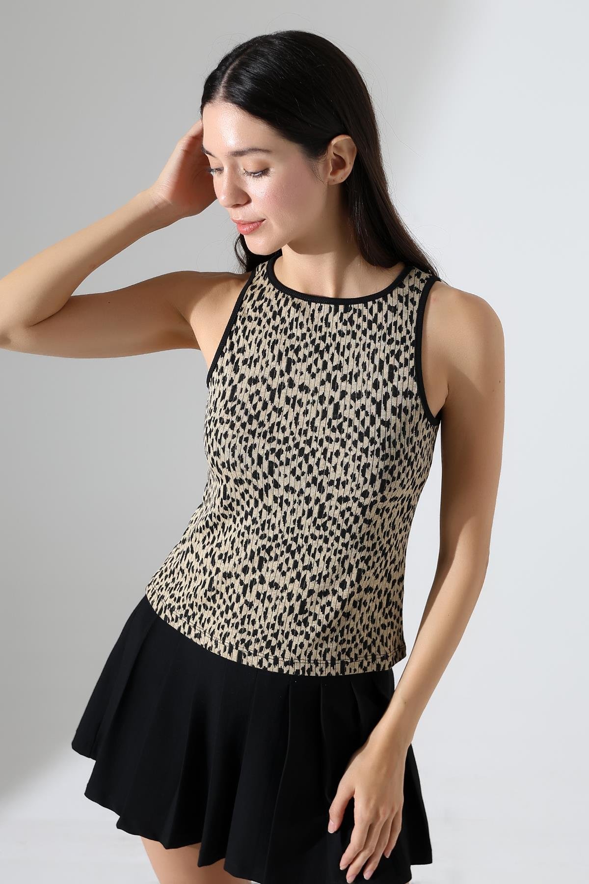 Hamar Halter Yaka Leopar Jakarlı Kolsuz Slim Fit Kadın Bluz & Top - Bej