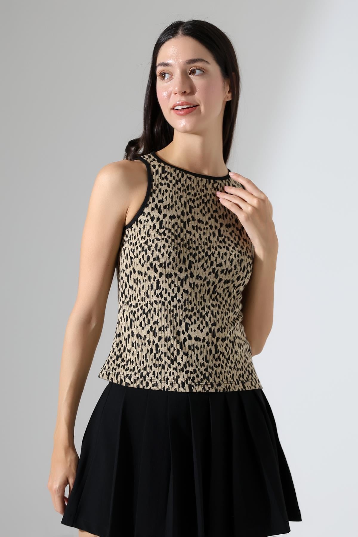 Hamar Halter Yaka Leopar Jakarlı Kolsuz Slim Fit Kadın Bluz & Top - Bej