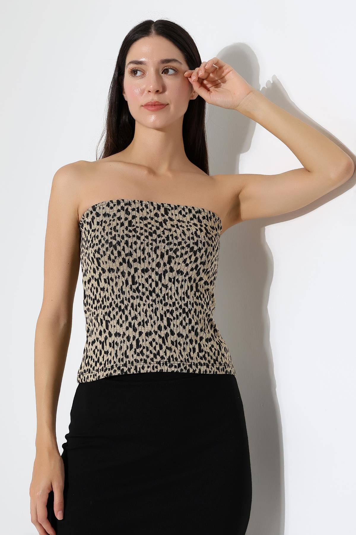 Horten Yumuşak Dokulu Leopar Jakarlı Slim Fit Straplez Kadın Bluz & Top - Bej
