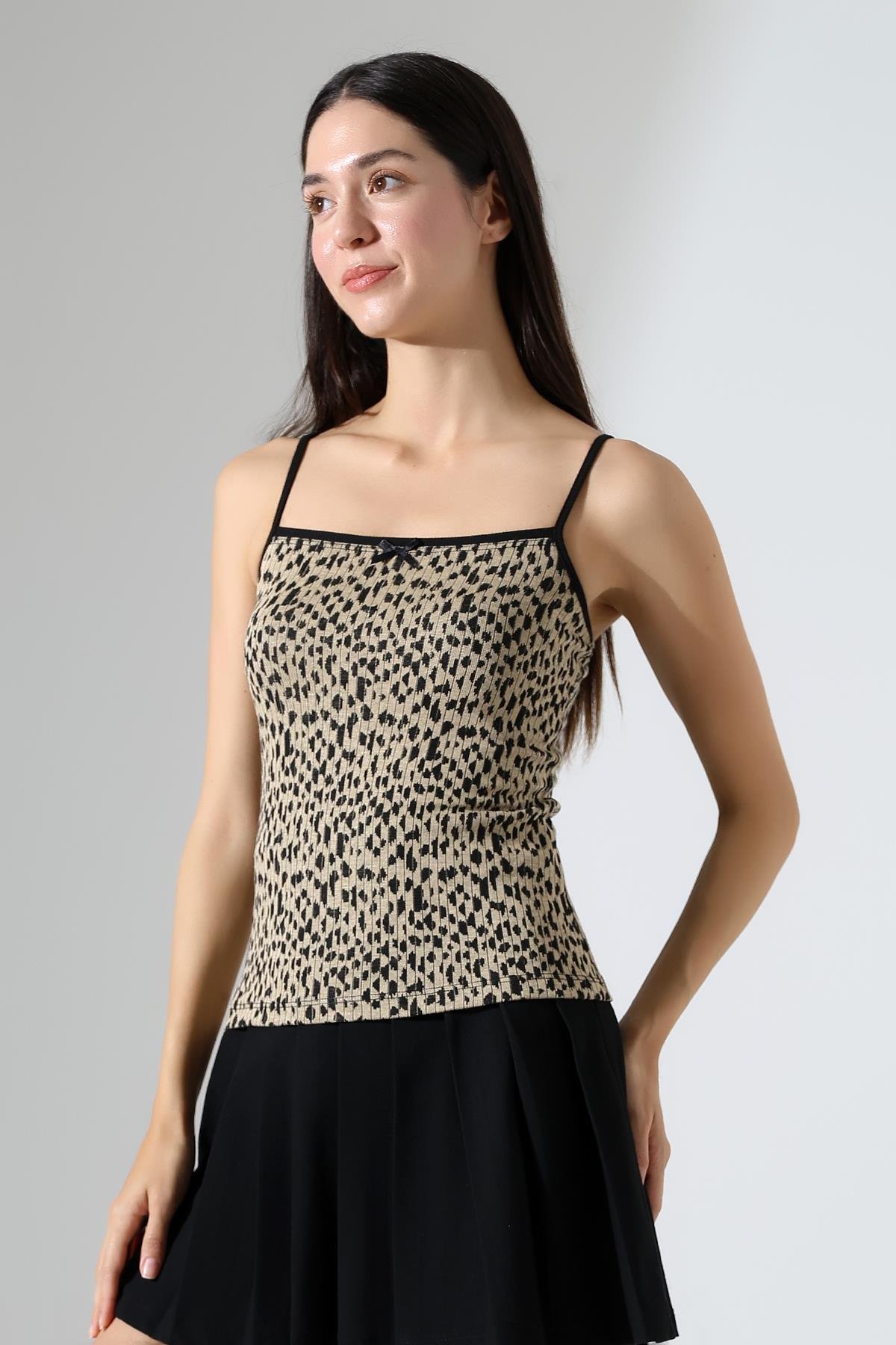 Molde Fiyonk Detaylı Leopar Jakarlı Slim Fit Askılı Kadın Bluz & Top - Bej