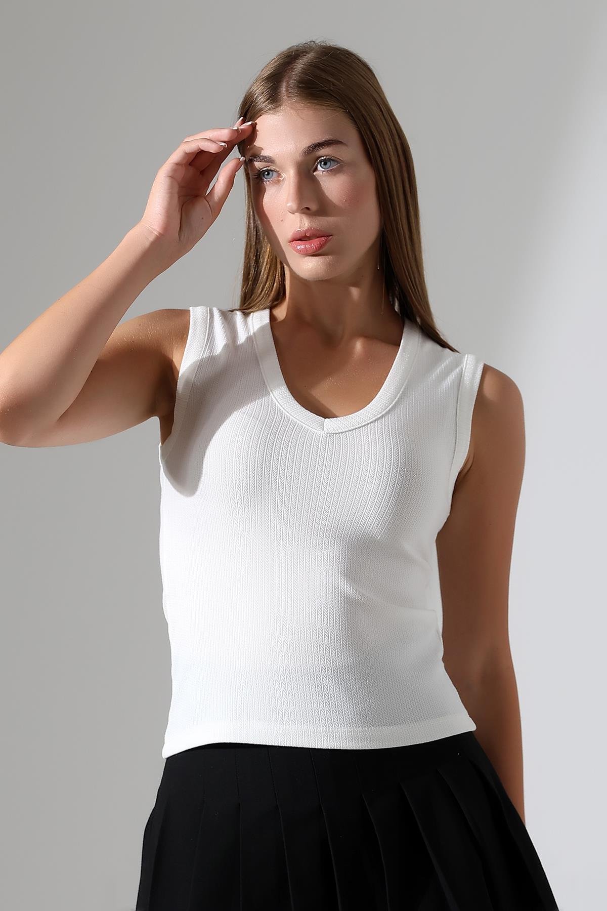 Suleja Slim Fit V Yaka Dokulu Kolsuz Top & Kadın Bluz - Ekru