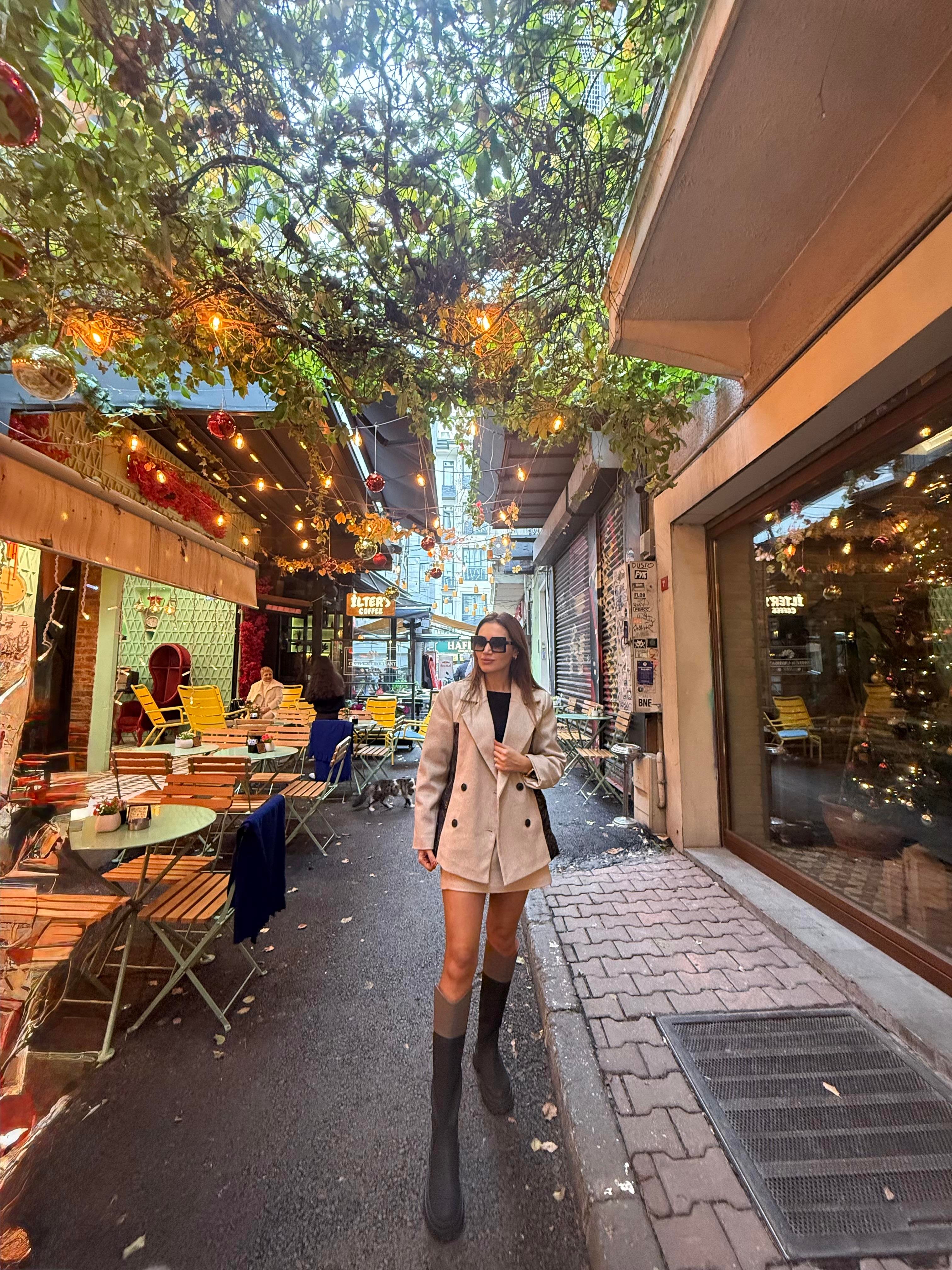 Bej oversize blazer & mini etek takımı, siyah rugan detaylar