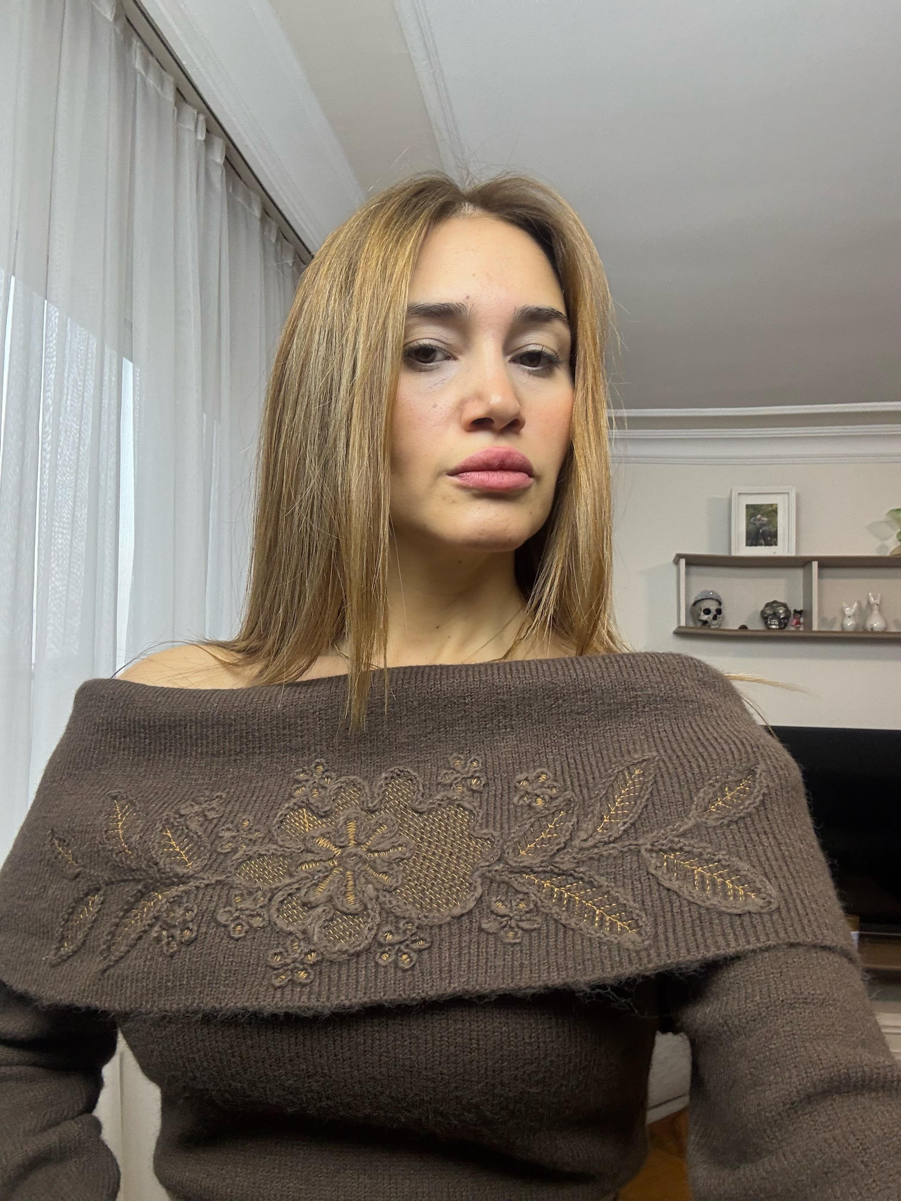 Kadın Omzu Açık Nakış Detaylı Kahverengi Triko Kazak