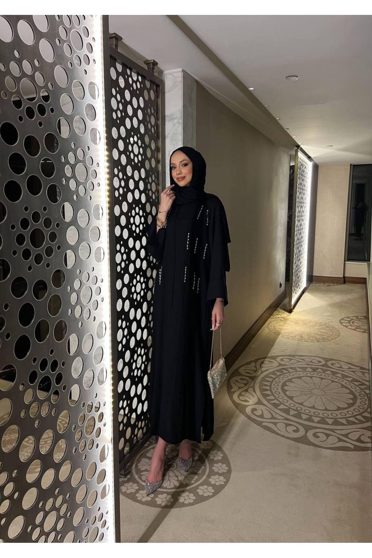 Şık Taş Detaylı Tesettür Abaya Takımı